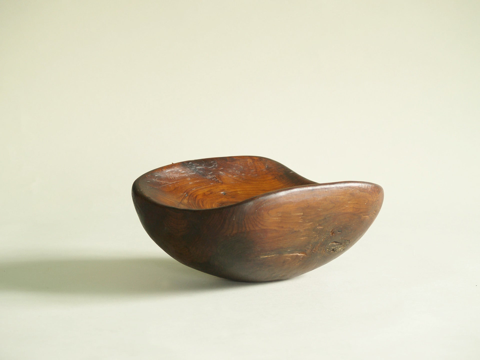 Coupe monoxyle culbuto en orme, France (vers 1950)..Large carved elm wood culbuto Bowl, France (circa 1950)