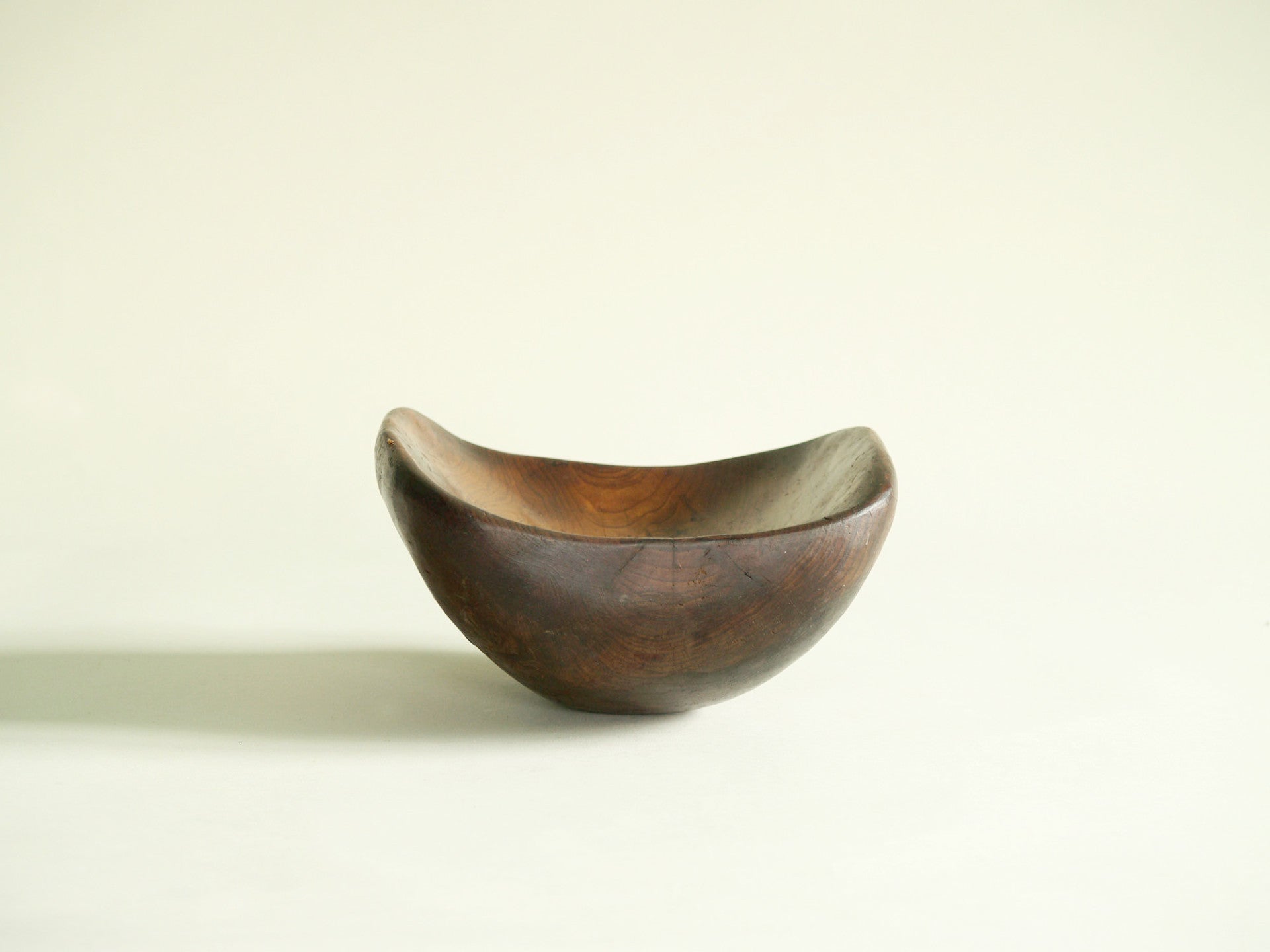 Coupe monoxyle culbuto en orme, France (vers 1950)..Large carved elm wood culbuto Bowl, France (circa 1950)