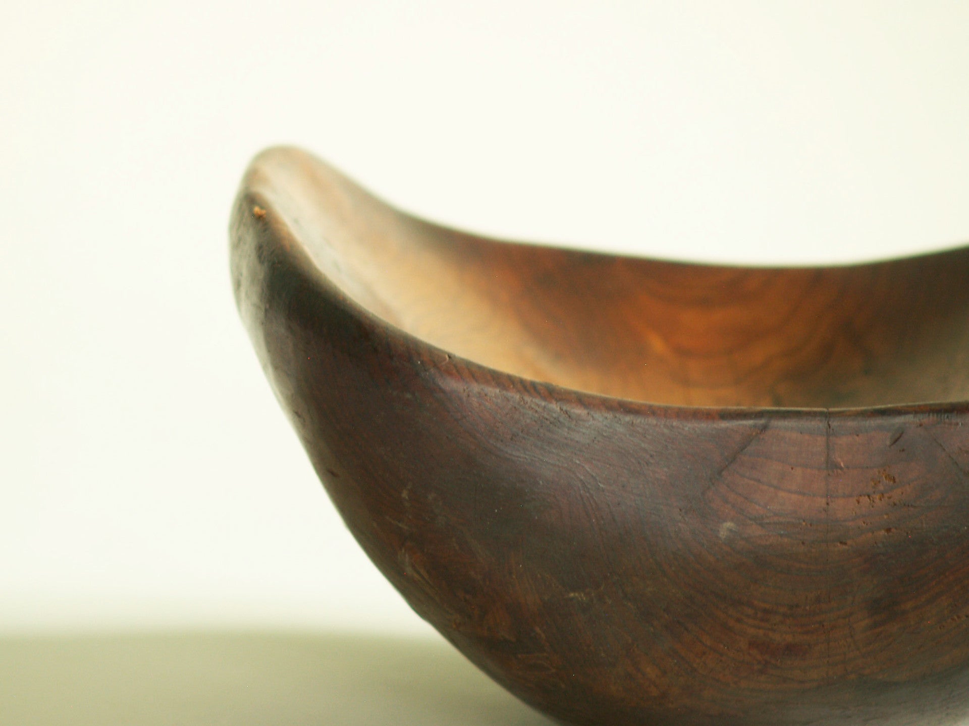 Coupe monoxyle culbuto en orme, France (vers 1950)..Large carved elm wood culbuto Bowl, France (circa 1950)