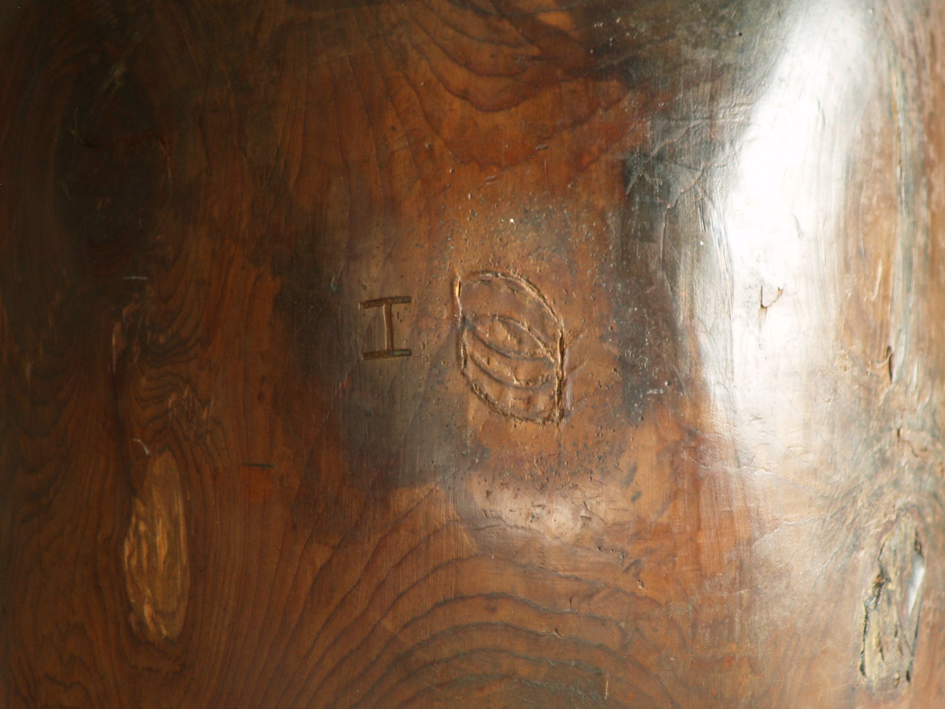 Coupe monoxyle culbuto en orme, France (vers 1950)..Large carved elm wood culbuto Bowl, France (circa 1950)