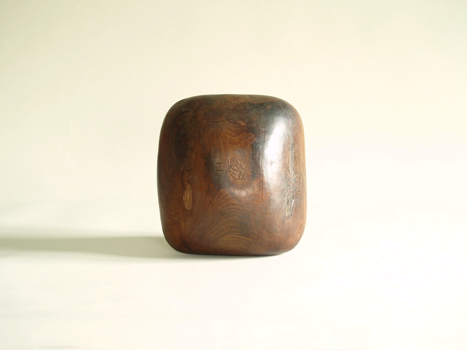 Coupe monoxyle culbuto en orme, France (vers 1950)..Large carved elm wood culbuto Bowl, France (circa 1950)