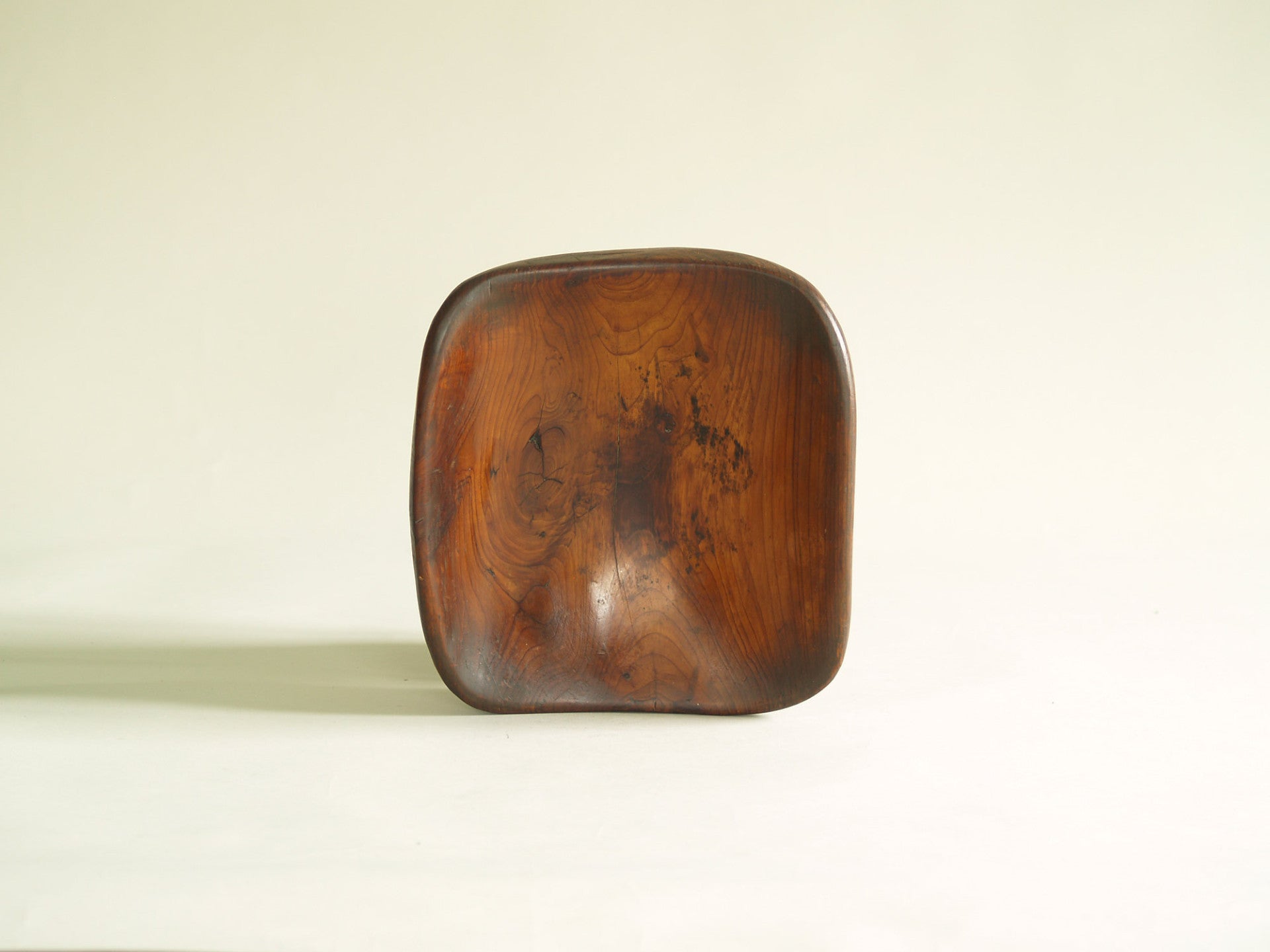 Coupe monoxyle culbuto en orme, France (vers 1950)..Large carved elm wood culbuto Bowl, France (circa 1950)