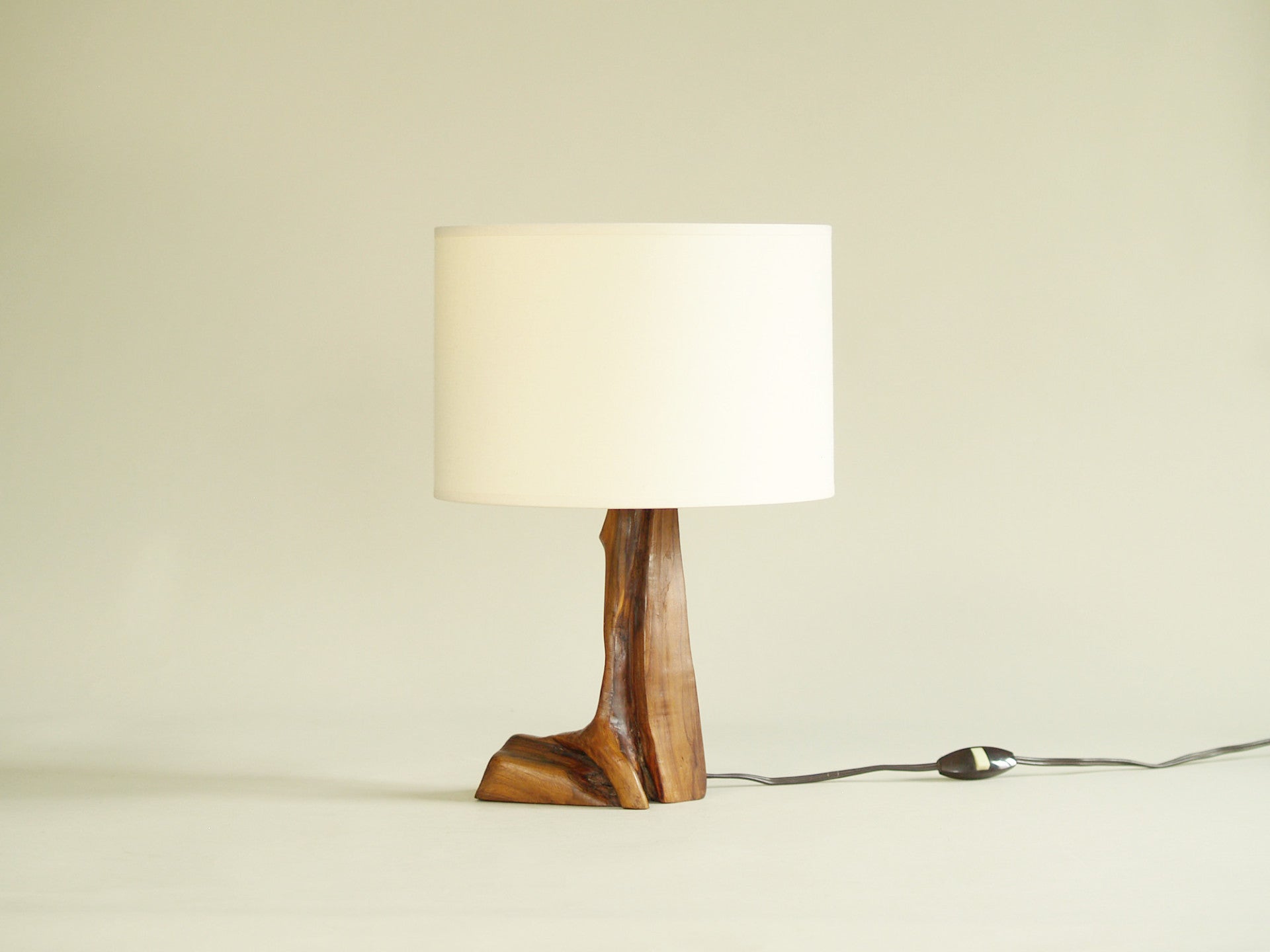 Lampe de table organique en olivier, France (vers 1950)..Free form biomorphic wood lamp, France (circa 1950)
