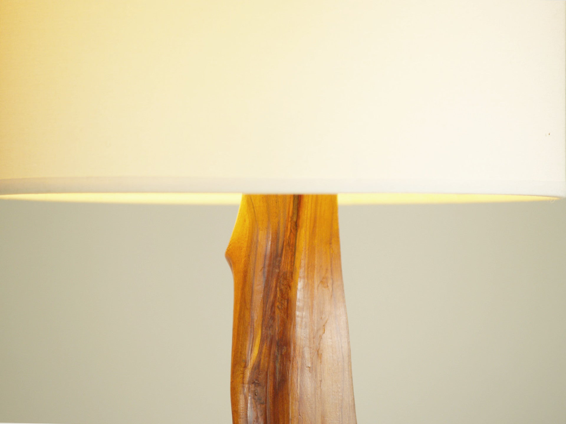 Lampe de table organique en olivier, France (vers 1950)..Free form biomorphic wood lamp, France (circa 1950)