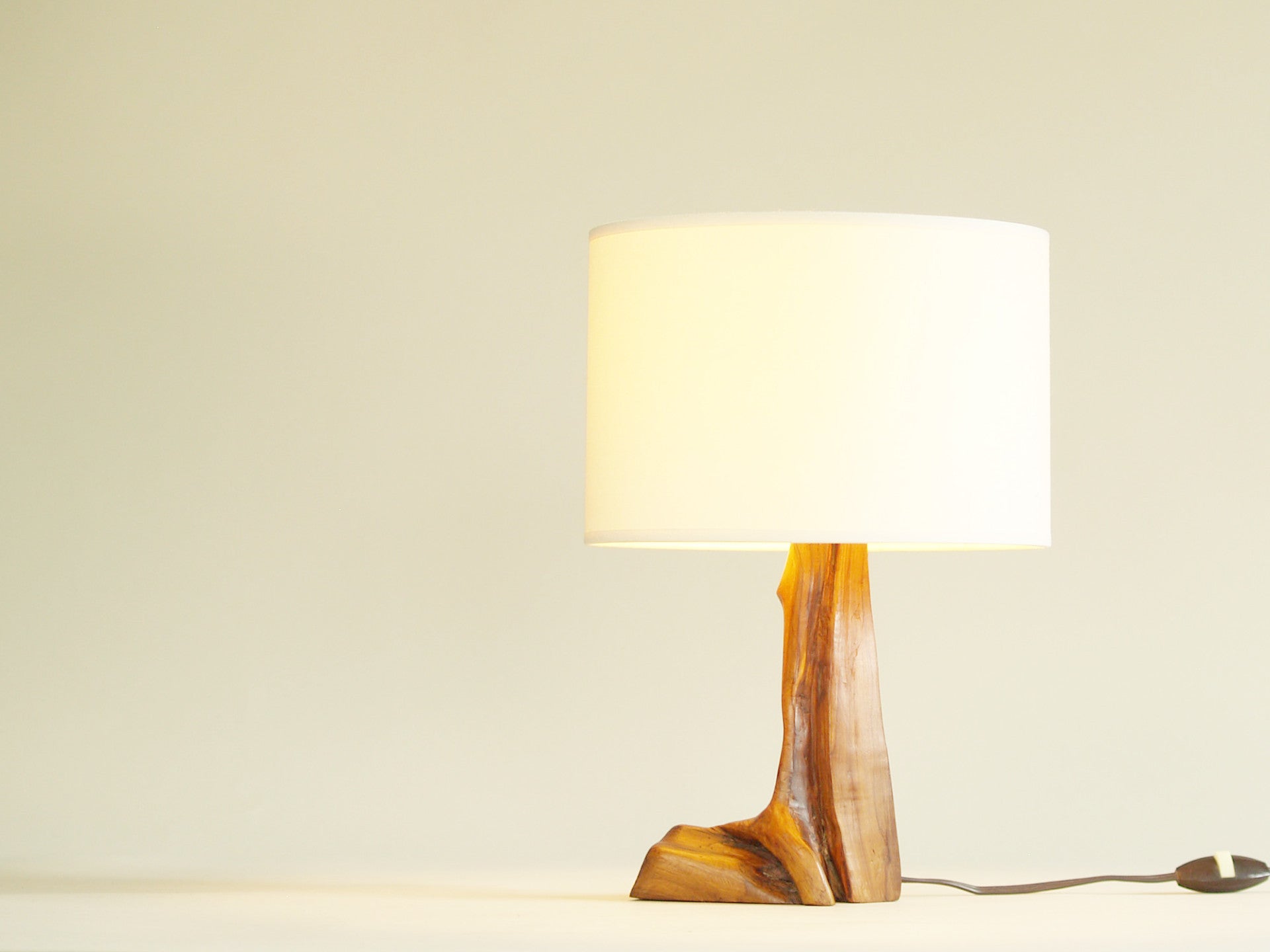 Lampe de table organique en olivier, France (vers 1950)..Free form biomorphic wood lamp, France (circa 1950)