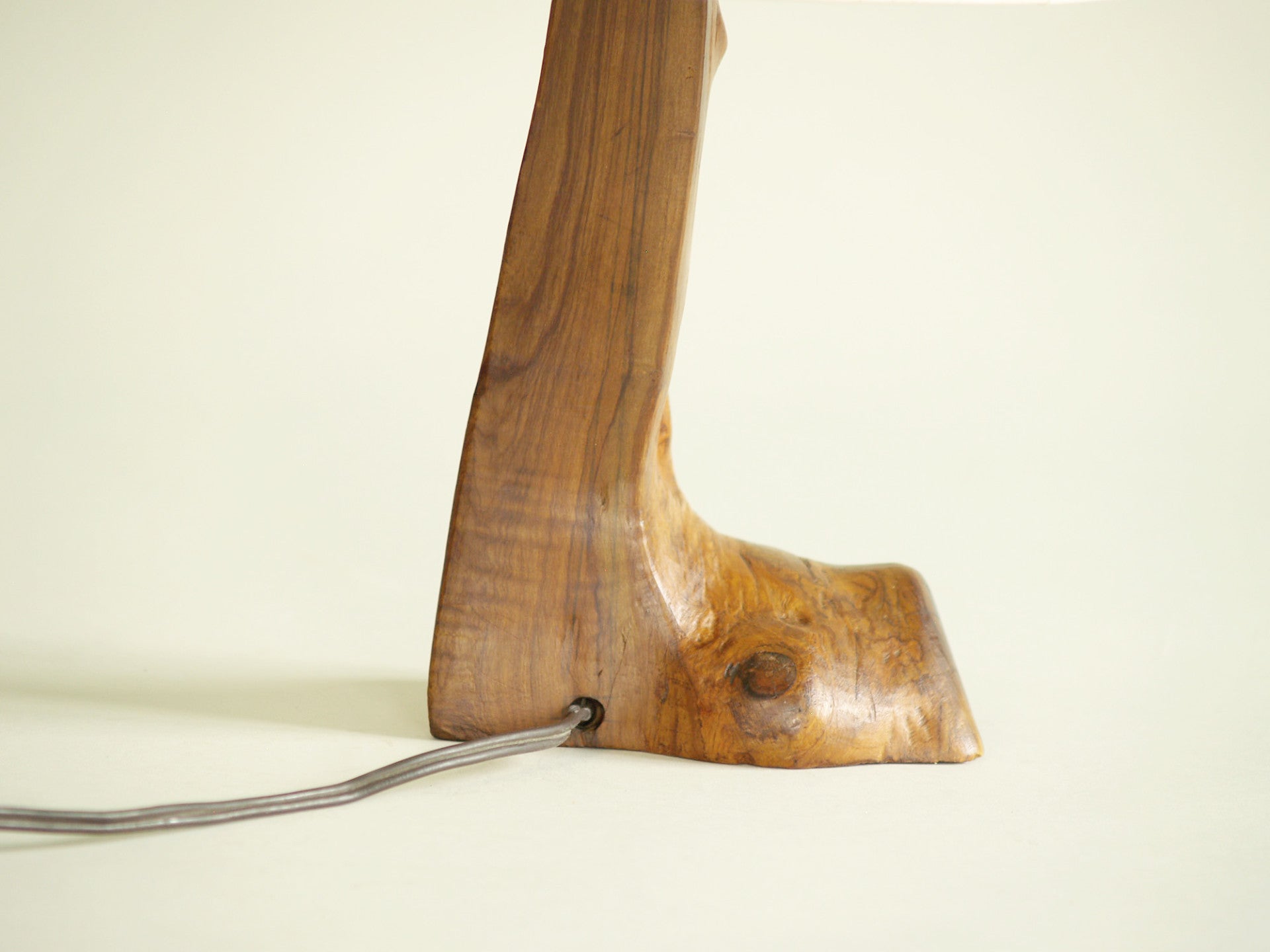 Lampe de table organique en olivier, France (vers 1950)..Free form biomorphic wood lamp, France (circa 1950)