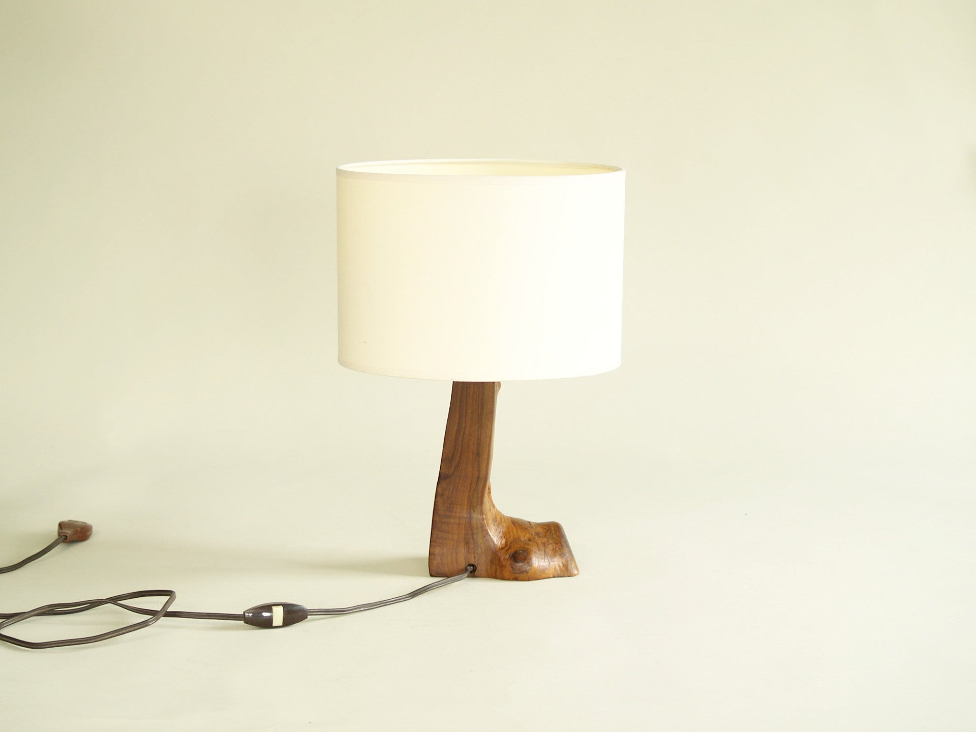 Lampe de table organique en olivier, France (vers 1950)..Free form biomorphic wood lamp, France (circa 1950)