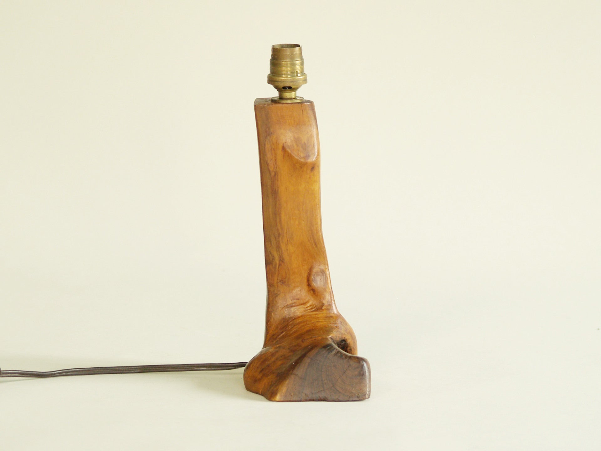 Lampe de table organique en olivier, France (vers 1950)..Free form biomorphic wood lamp, France (circa 1950)