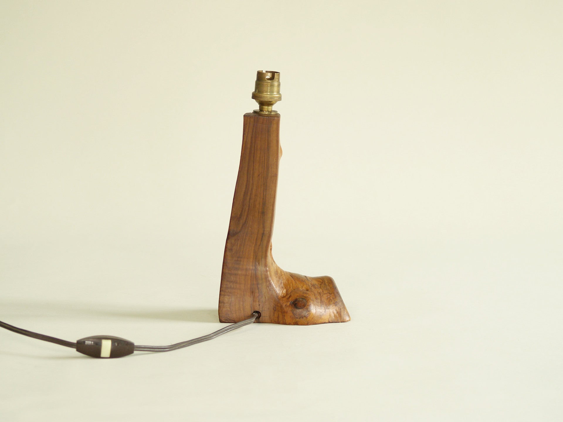Lampe de table organique en olivier, France (vers 1950)..Free form biomorphic wood lamp, France (circa 1950)
