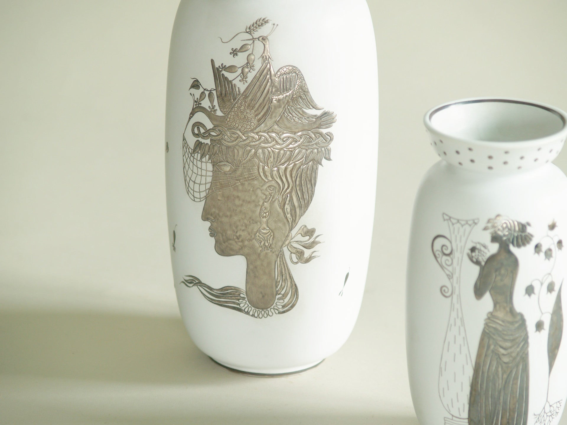 Ensemble de deux vases Grazia de Stig Lindberg pour Gustavsberg, Suède (années 1940)..Set of two Grazia Vases by Stig Lindberg for Gustavsberg, Sweden (circa 1940)