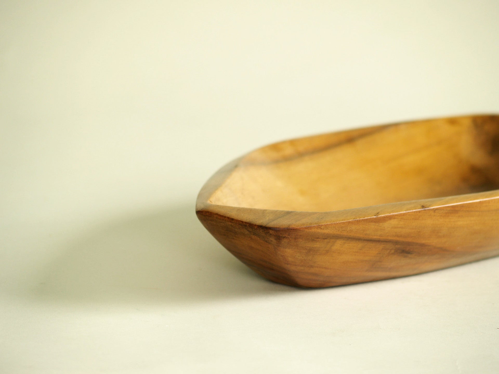 Rare coupe monoxyle de forme libre en sycomore, France (vers 1955)..Rare sycamore freeform carved bowl, France (circa 1955)