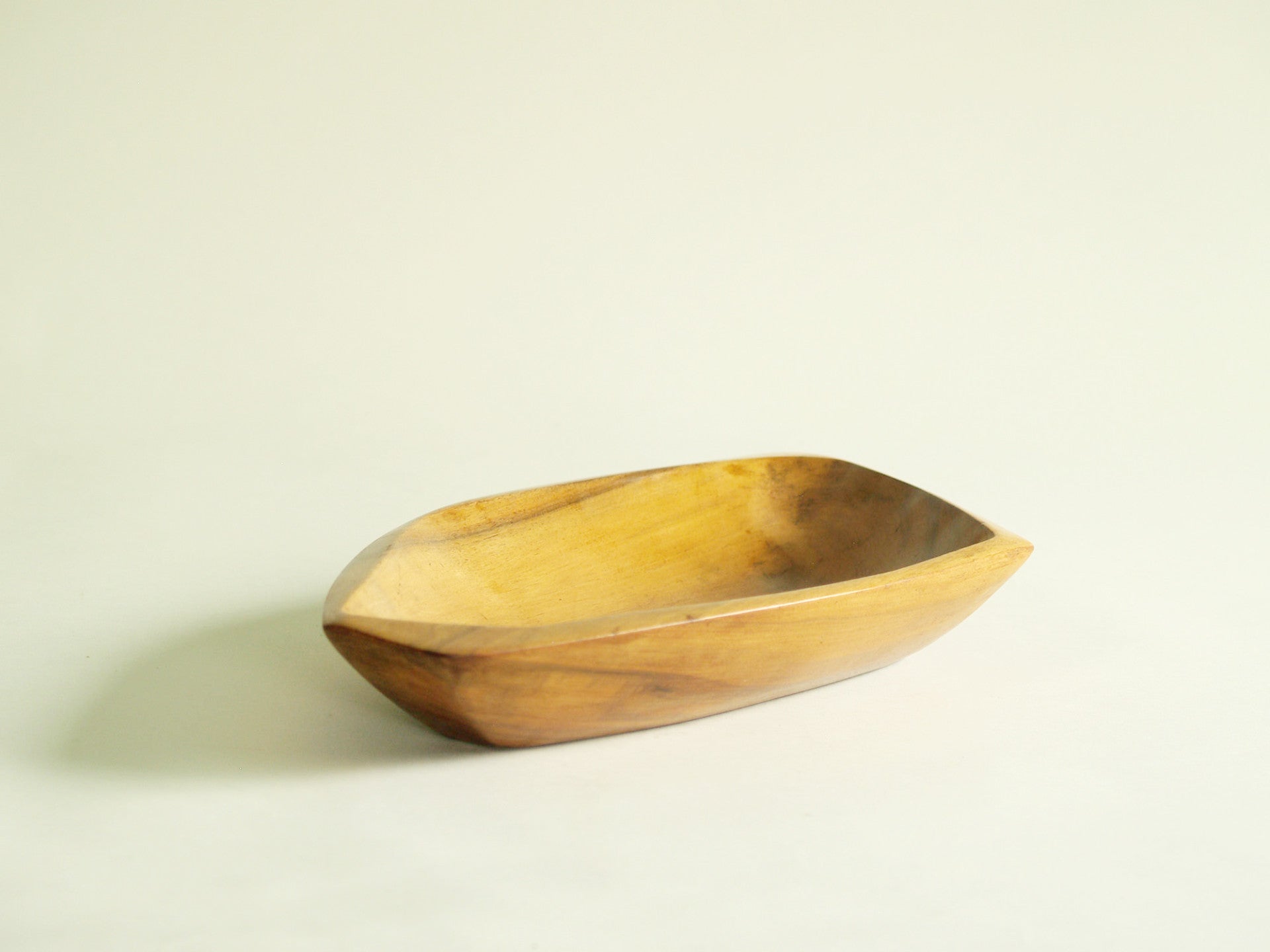 Rare coupe monoxyle de forme libre en sycomore, France (vers 1955)..Rare sycamore freeform carved bowl, France (circa 1955)