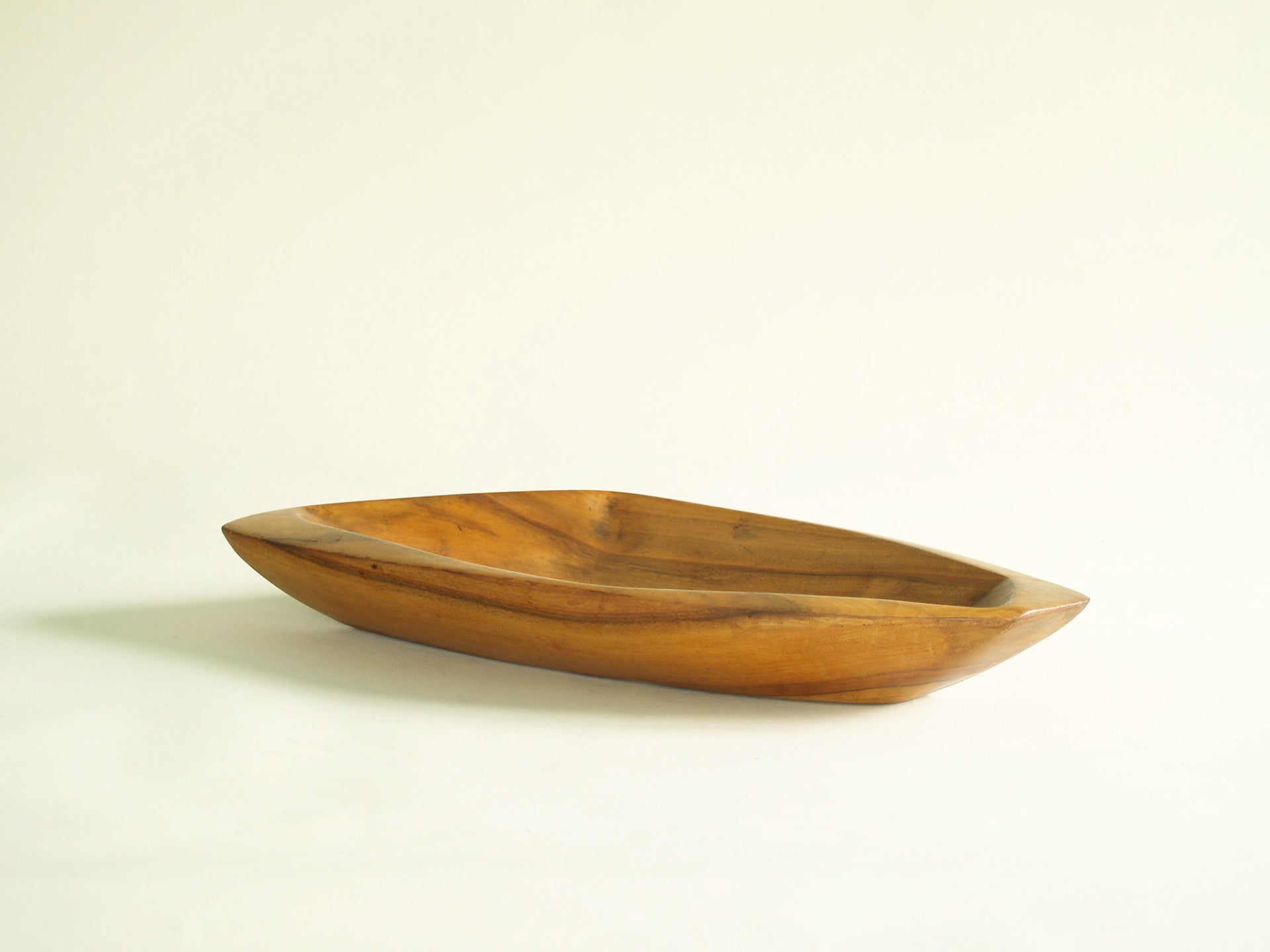 Rare coupe monoxyle de forme libre en sycomore, France (vers 1955)..Rare sycamore freeform carved bowl, France (circa 1955)