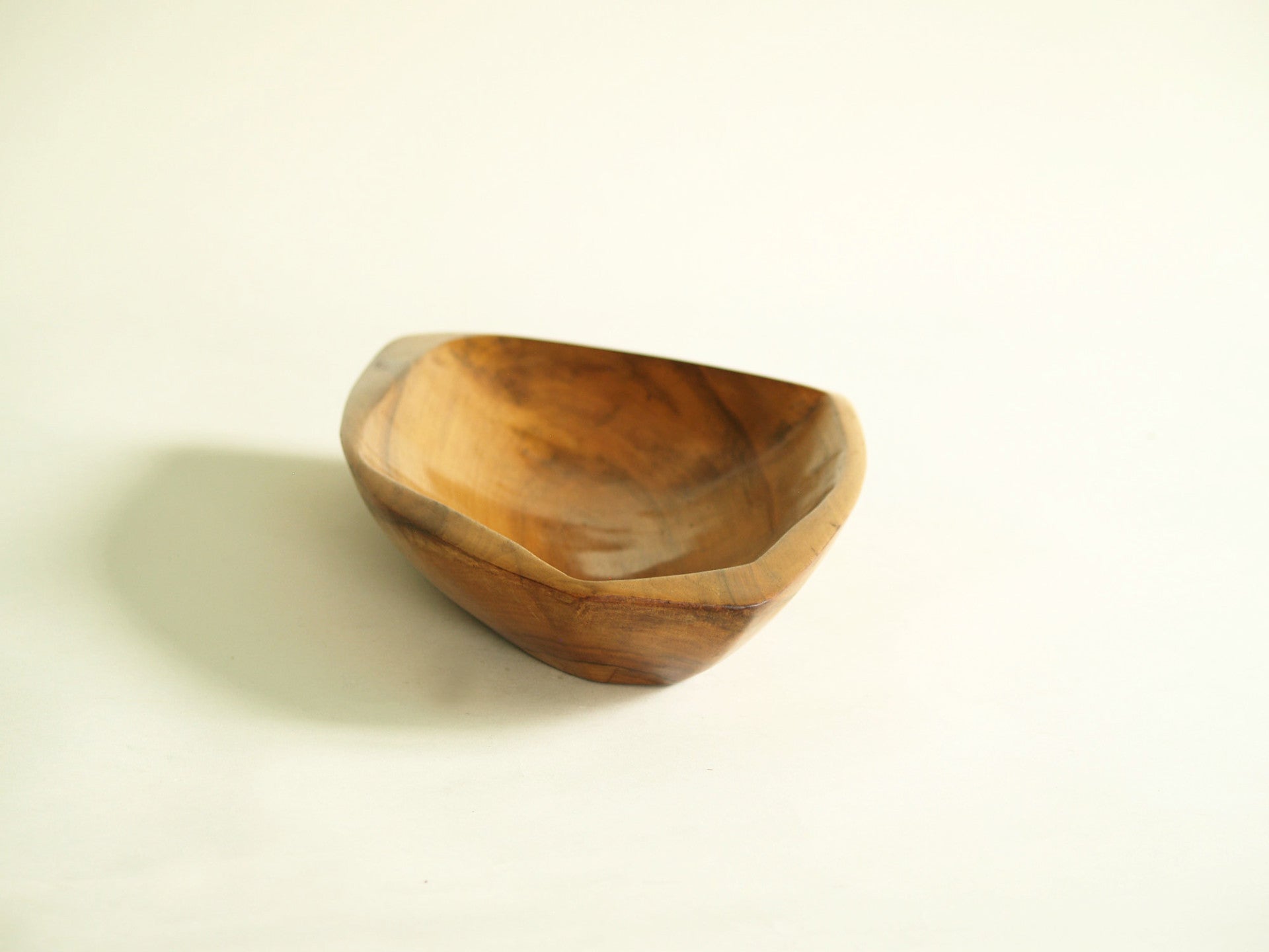Rare coupe monoxyle de forme libre en sycomore, France (vers 1955)..Rare sycamore freeform carved bowl, France (circa 1955)