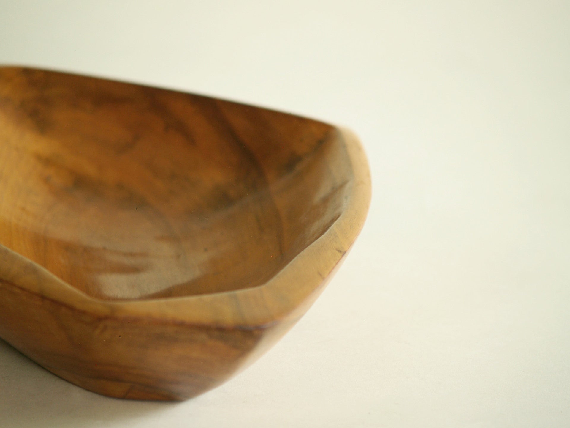 Rare coupe monoxyle de forme libre en sycomore, France (vers 1955)..Rare sycamore freeform carved bowl, France (circa 1955)