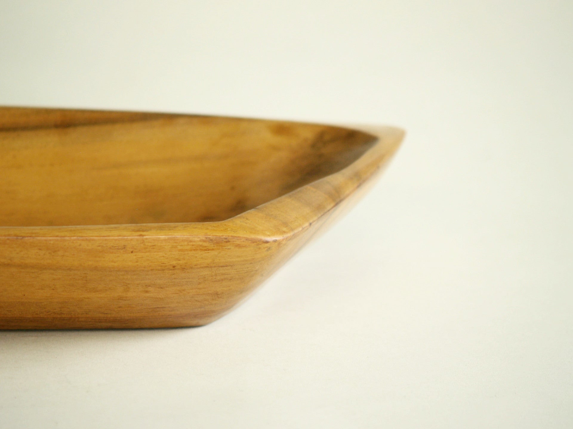Rare coupe monoxyle de forme libre en sycomore, France (vers 1955)..Rare sycamore freeform carved bowl, France (circa 1955)