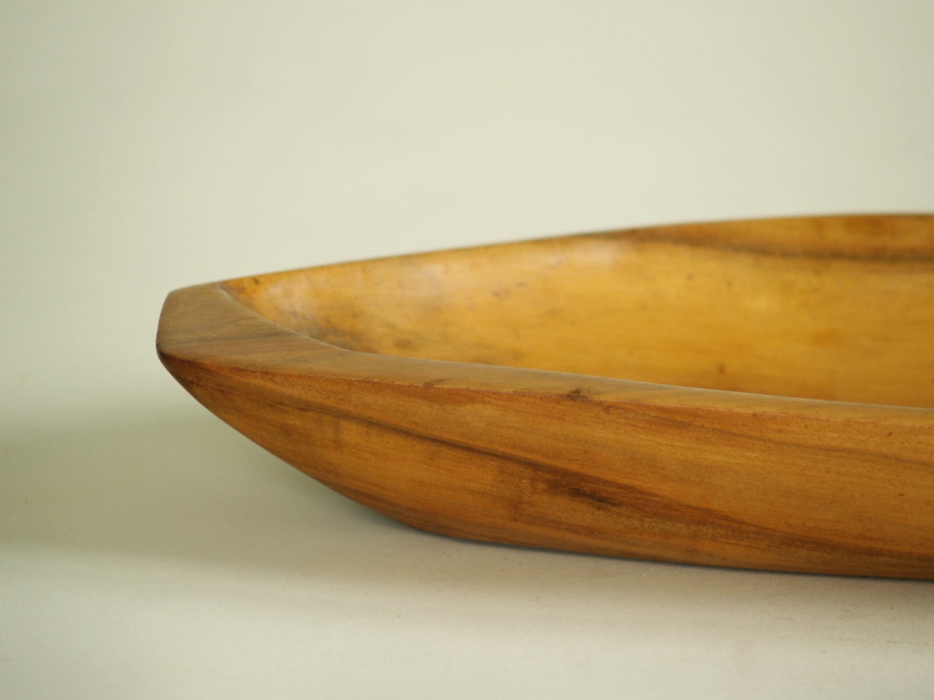 Rare coupe monoxyle de forme libre en sycomore, France (vers 1955)..Rare sycamore freeform carved bowl, France (circa 1955)