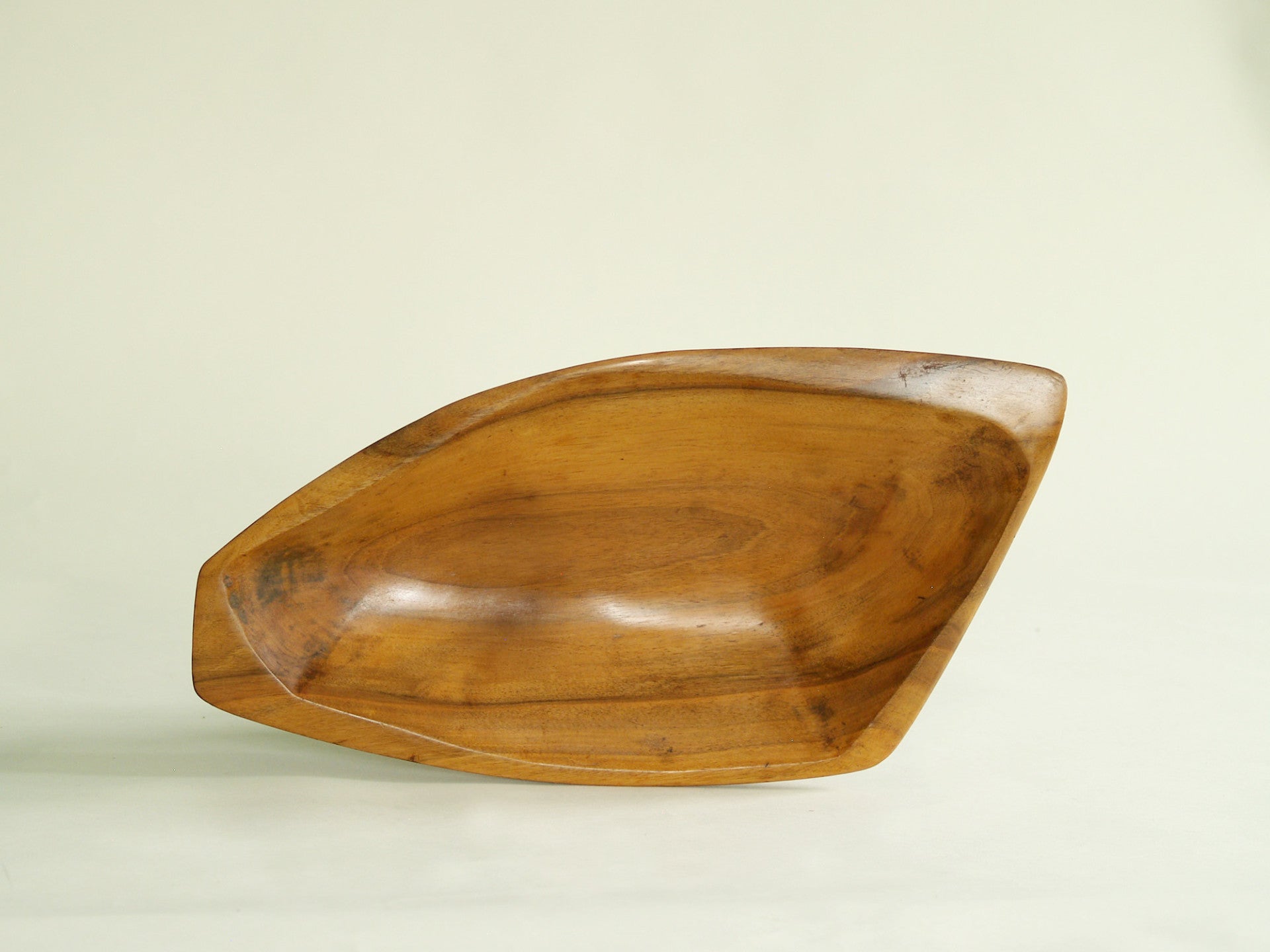 Rare coupe monoxyle de forme libre en sycomore, France (vers 1955)..Rare sycamore freeform carved bowl, France (circa 1955)