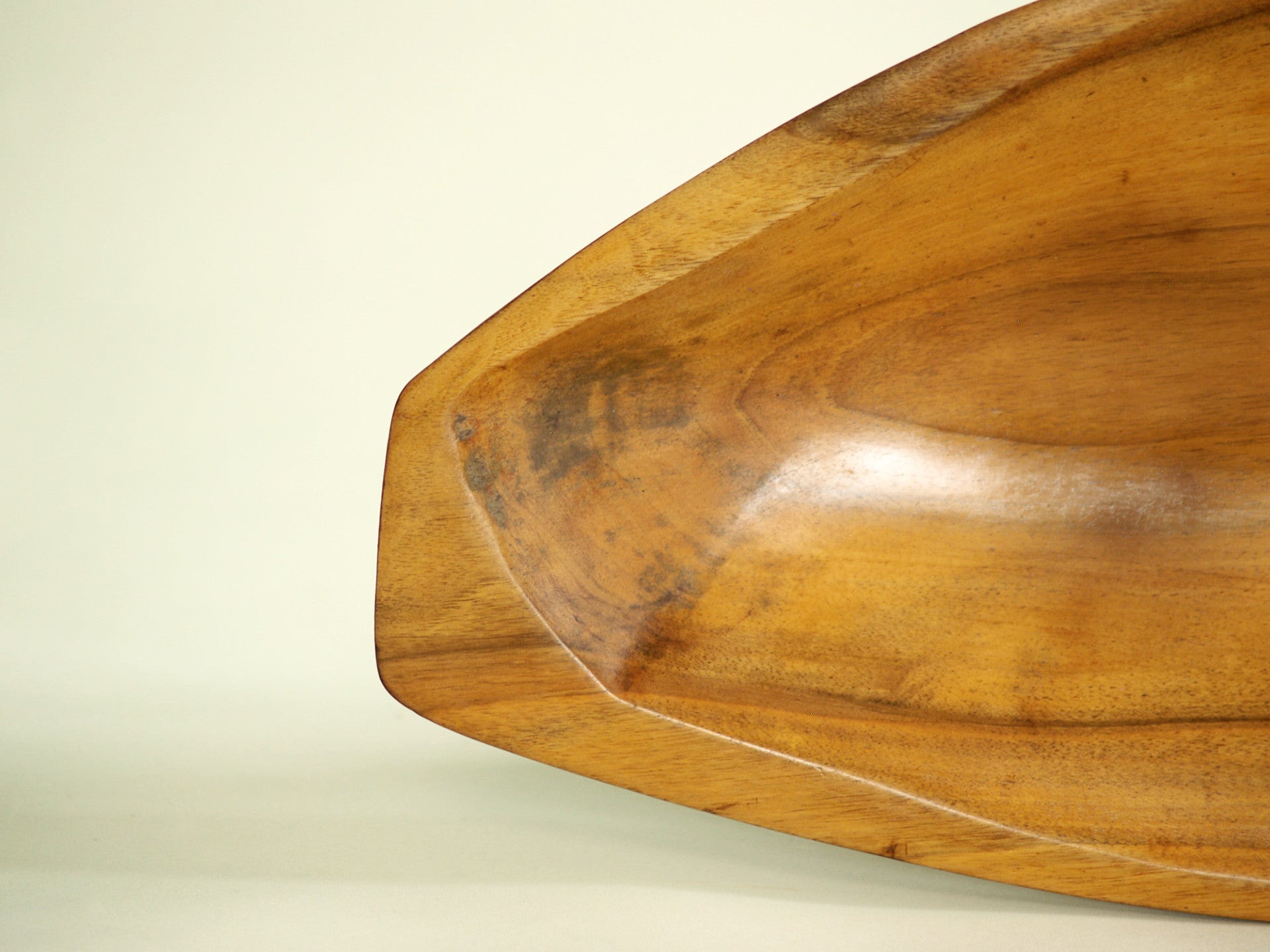 Rare coupe monoxyle de forme libre en sycomore, France (vers 1955)..Rare sycamore freeform carved bowl, France (circa 1955)