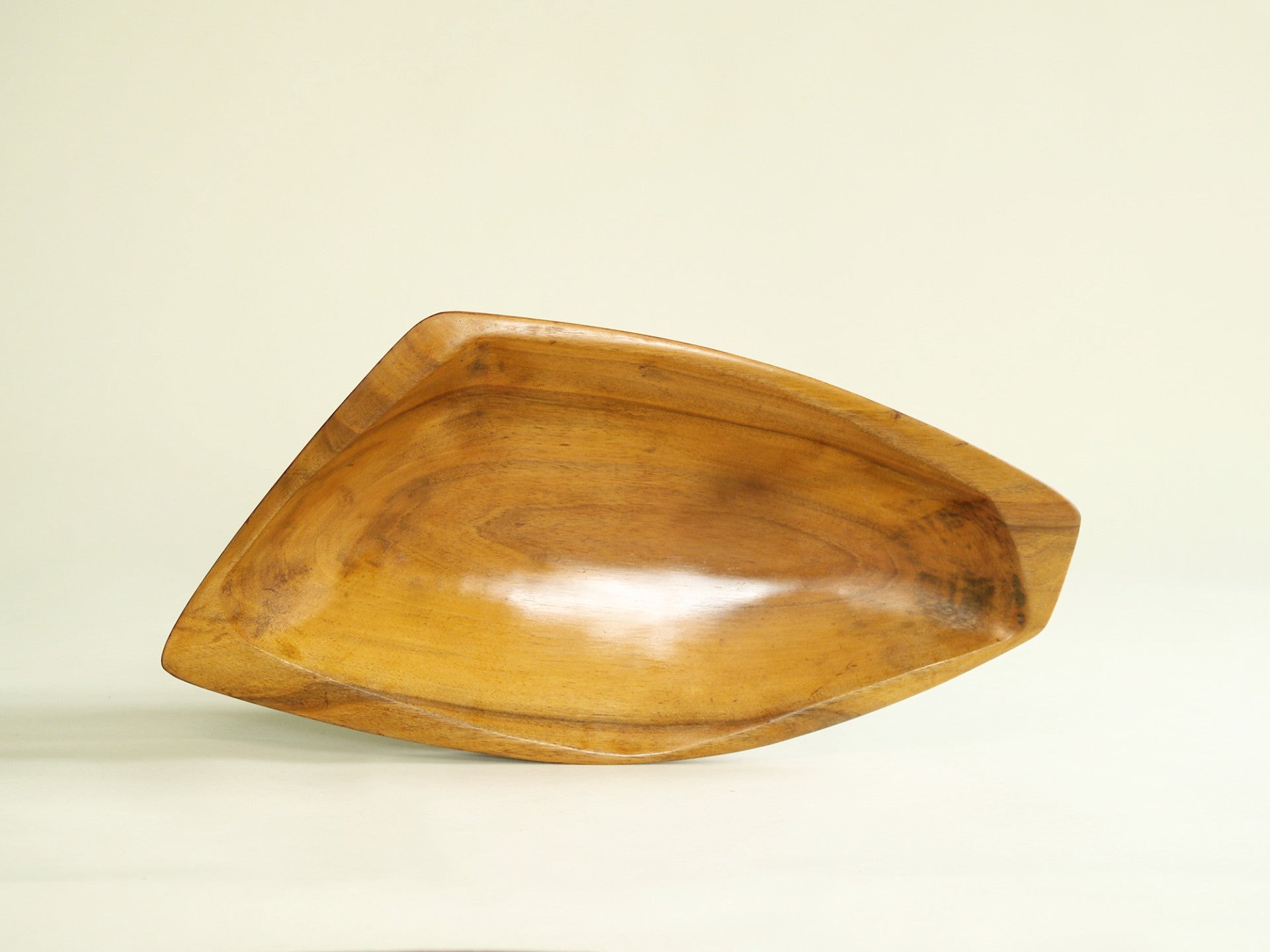 Rare coupe monoxyle de forme libre en sycomore, France (vers 1955)..Rare sycamore freeform carved bowl, France (circa 1955)