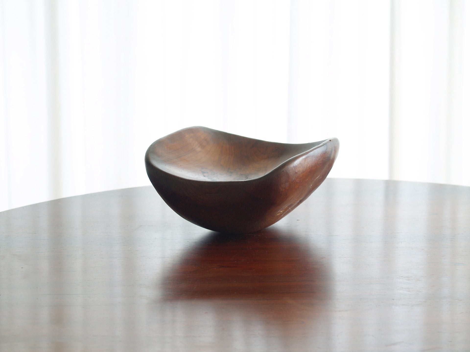 Coupe monoxyle culbuto en orme, France (vers 1950)..Large carved elm wood culbuto Bowl, France (circa 1950)