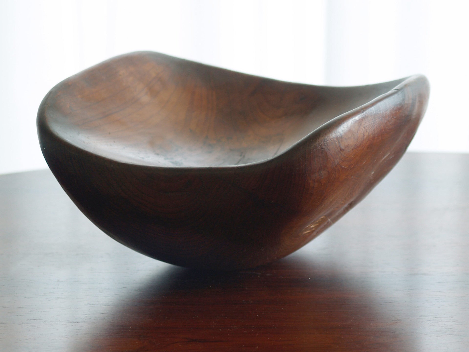 Coupe monoxyle culbuto en orme, France (vers 1950)..Large carved elm wood culbuto Bowl, France (circa 1950)