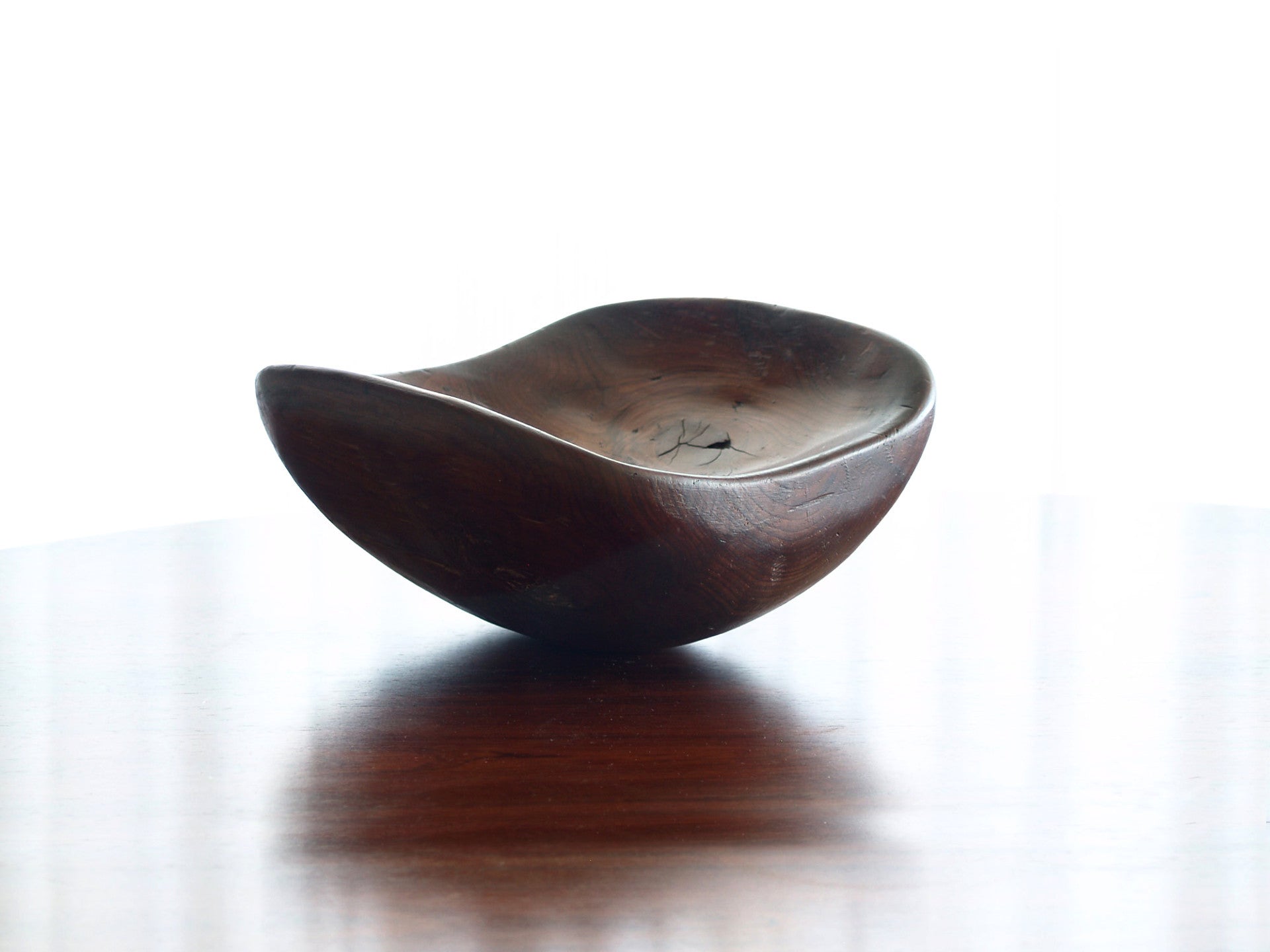 Coupe monoxyle culbuto en orme, France (vers 1950)..Large carved elm wood culbuto Bowl, France (circa 1950)
