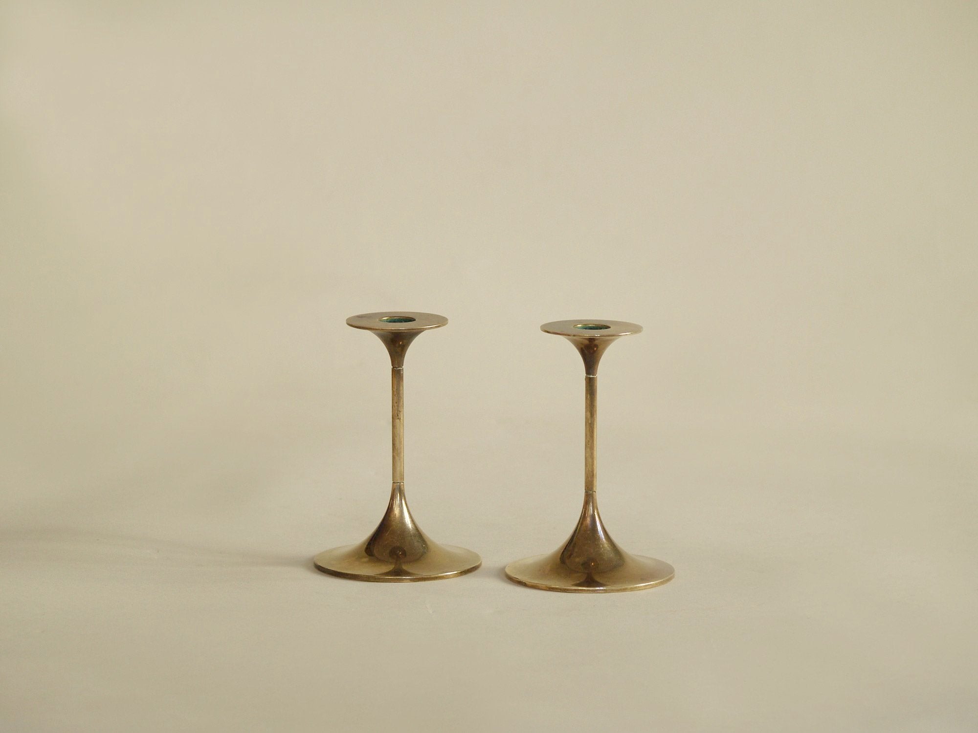 Paire de flambeaux "Hi-Fi" par Max Brüel pour Torben Ørskov, Danemark (vers 1955)..Pair of "Hi-Fi" candle holders by Max Brüel for Torben Ørskov, Denmark (circa 1955)