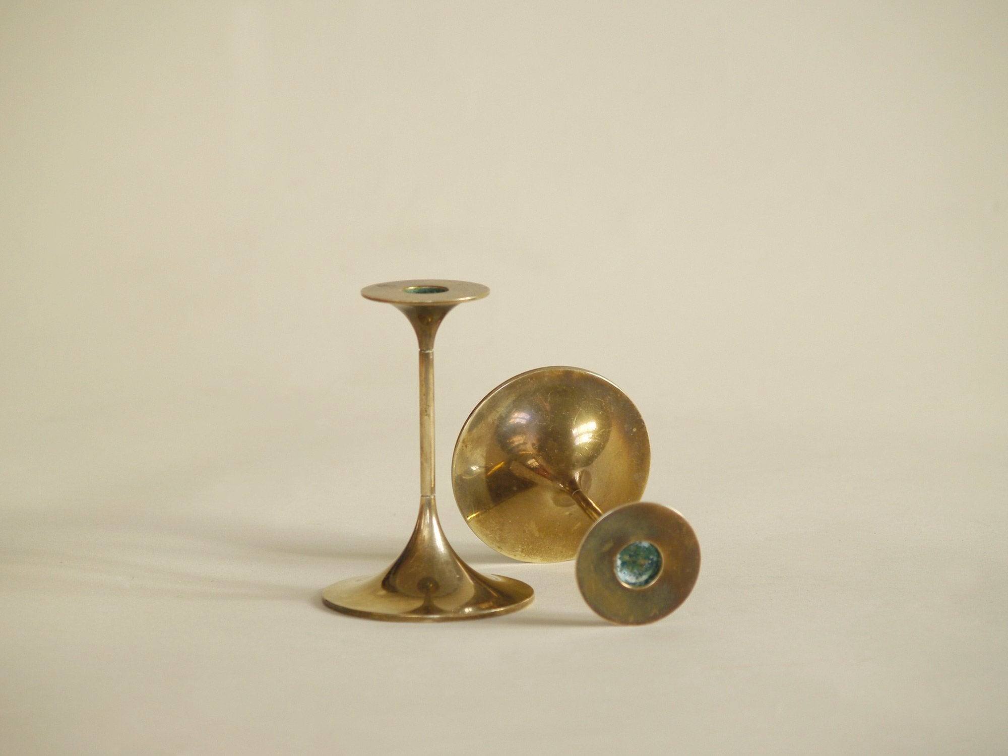Paire de flambeaux "Hi-Fi" par Max Brüel pour Torben Ørskov, Danemark (vers 1955)..Pair of "Hi-Fi" candle holders by Max Brüel for Torben Ørskov, Denmark (circa 1955)