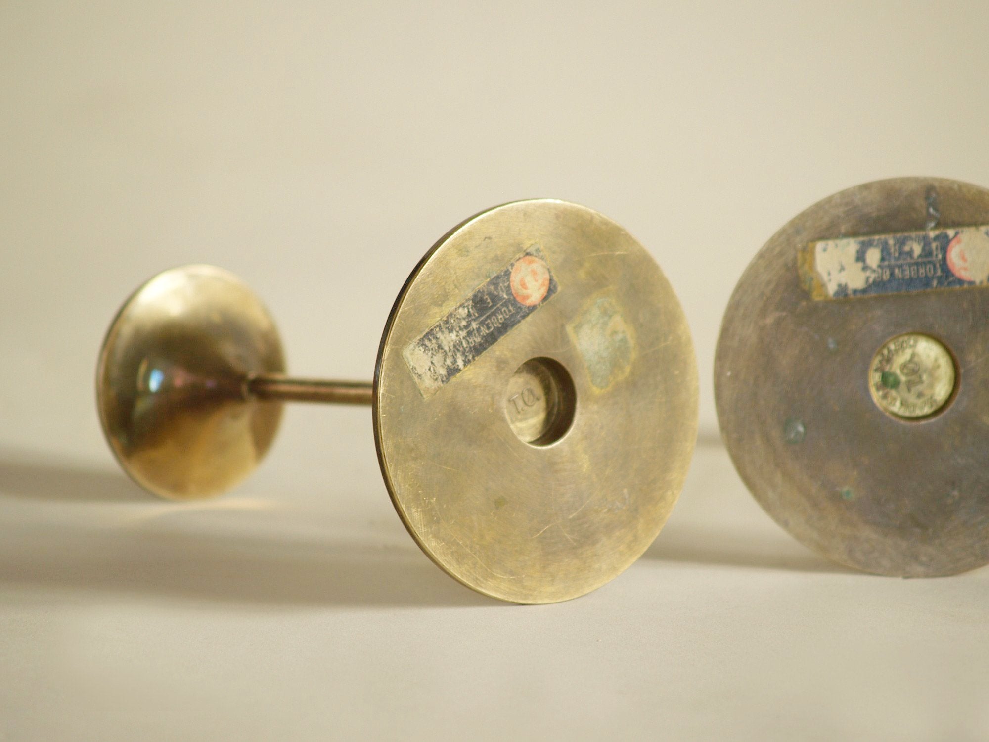 Paire de flambeaux "Hi-Fi" par Max Brüel pour Torben Ørskov, Danemark (vers 1955)..Pair of "Hi-Fi" candle holders by Max Brüel for Torben Ørskov, Denmark (circa 1955)