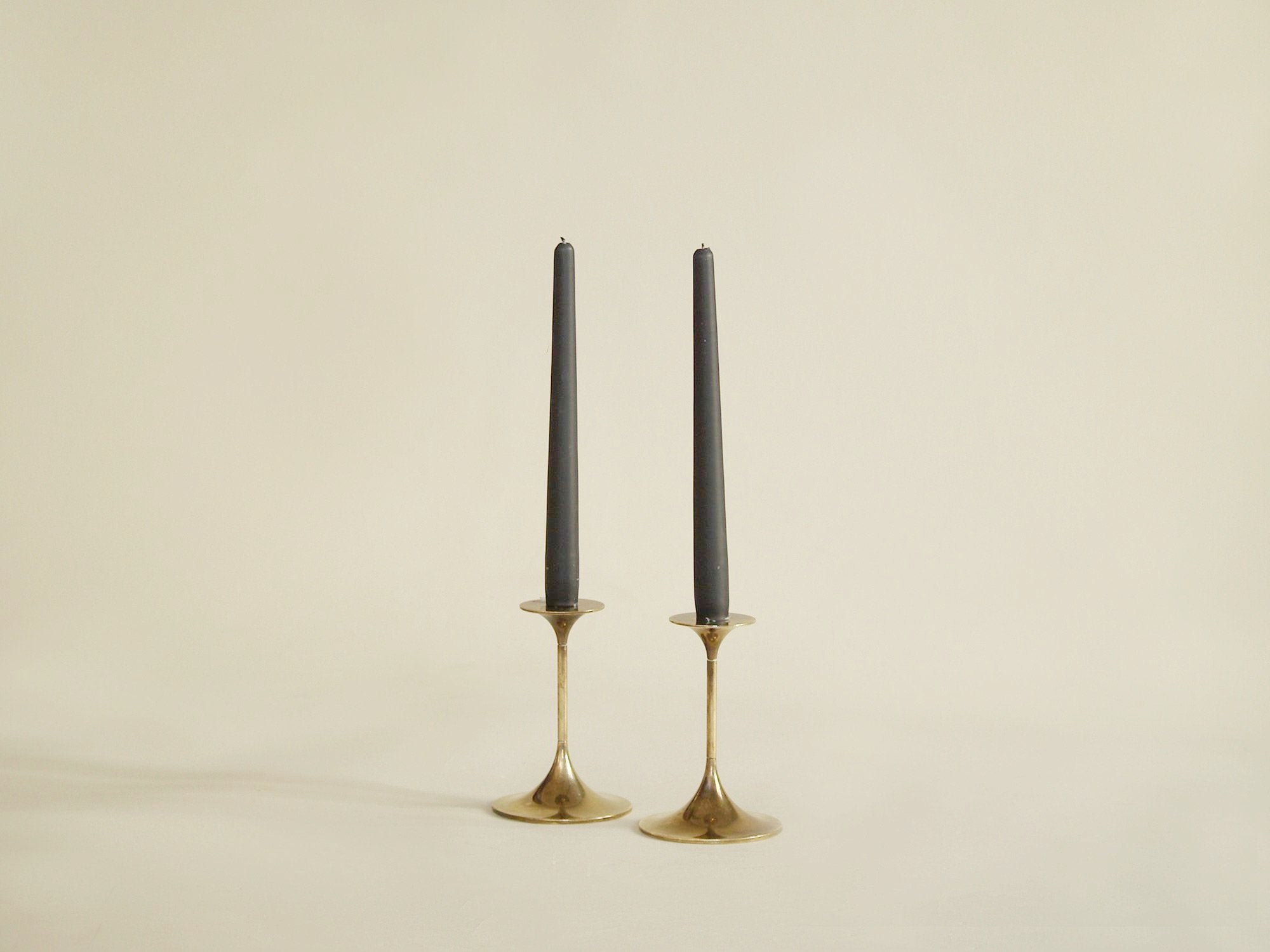 Paire de flambeaux "Hi-Fi" par Max Brüel pour Torben Ørskov, Danemark (vers 1955)..Pair of "Hi-Fi" candle holders by Max Brüel for Torben Ørskov, Denmark (circa 1955)