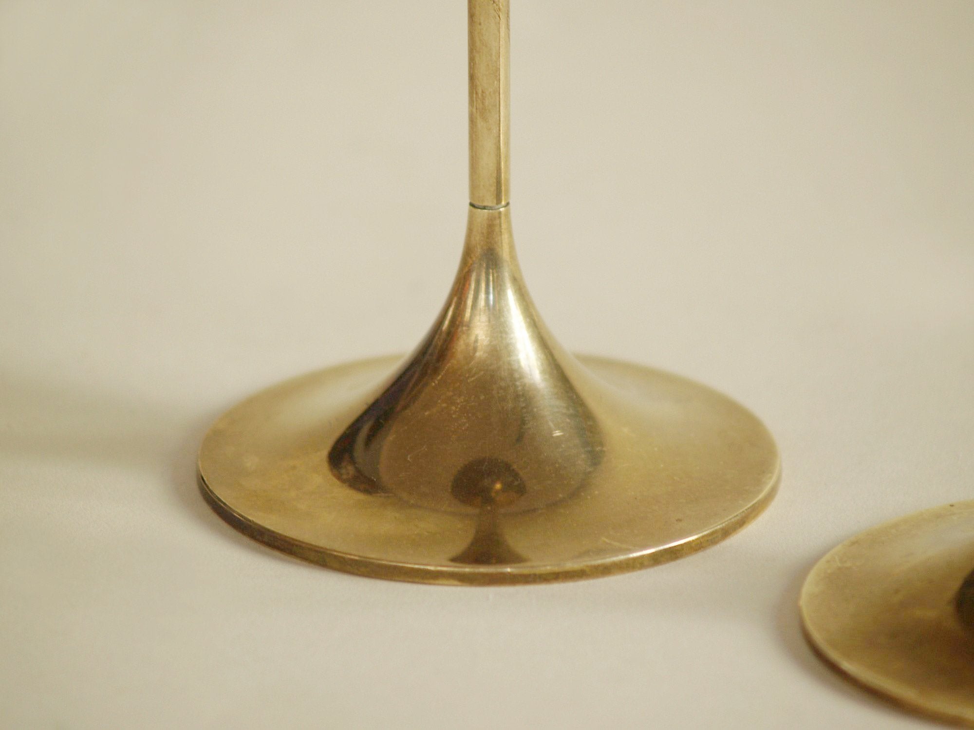 Paire de flambeaux "Hi-Fi" par Max Brüel pour Torben Ørskov, Danemark (vers 1955)..Pair of "Hi-Fi" candle holders by Max Brüel for Torben Ørskov, Denmark (circa 1955)