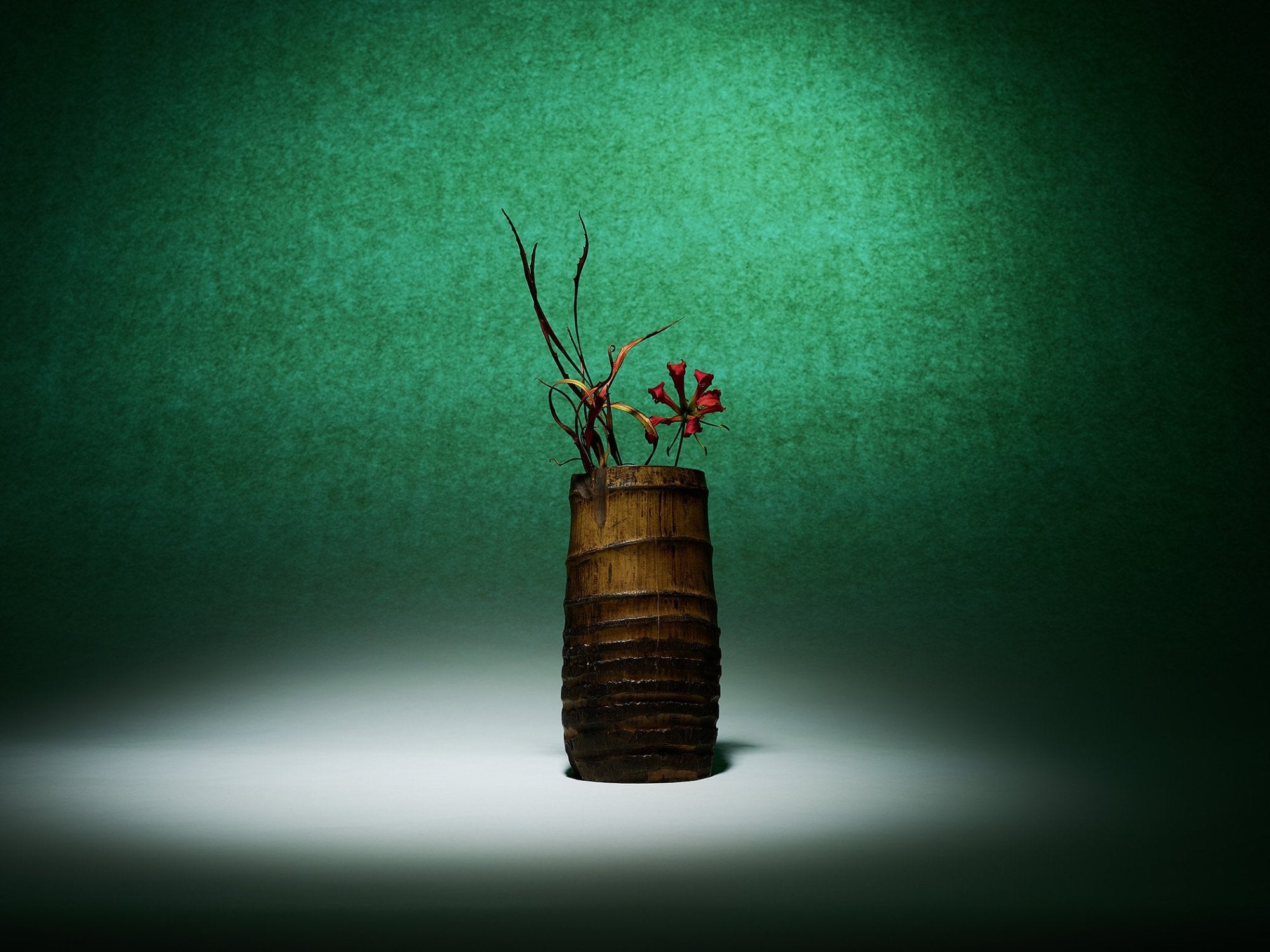 Take-zutsu hanaire, Rare vase en bambou pour la cérémonie du thé à la manière de Rikyū, Japon (Période Edo)..Take-zutsu Hanaire Bamboo vase for tea ceremony chabana in the manner of Rikyū, Japan (Edo period)