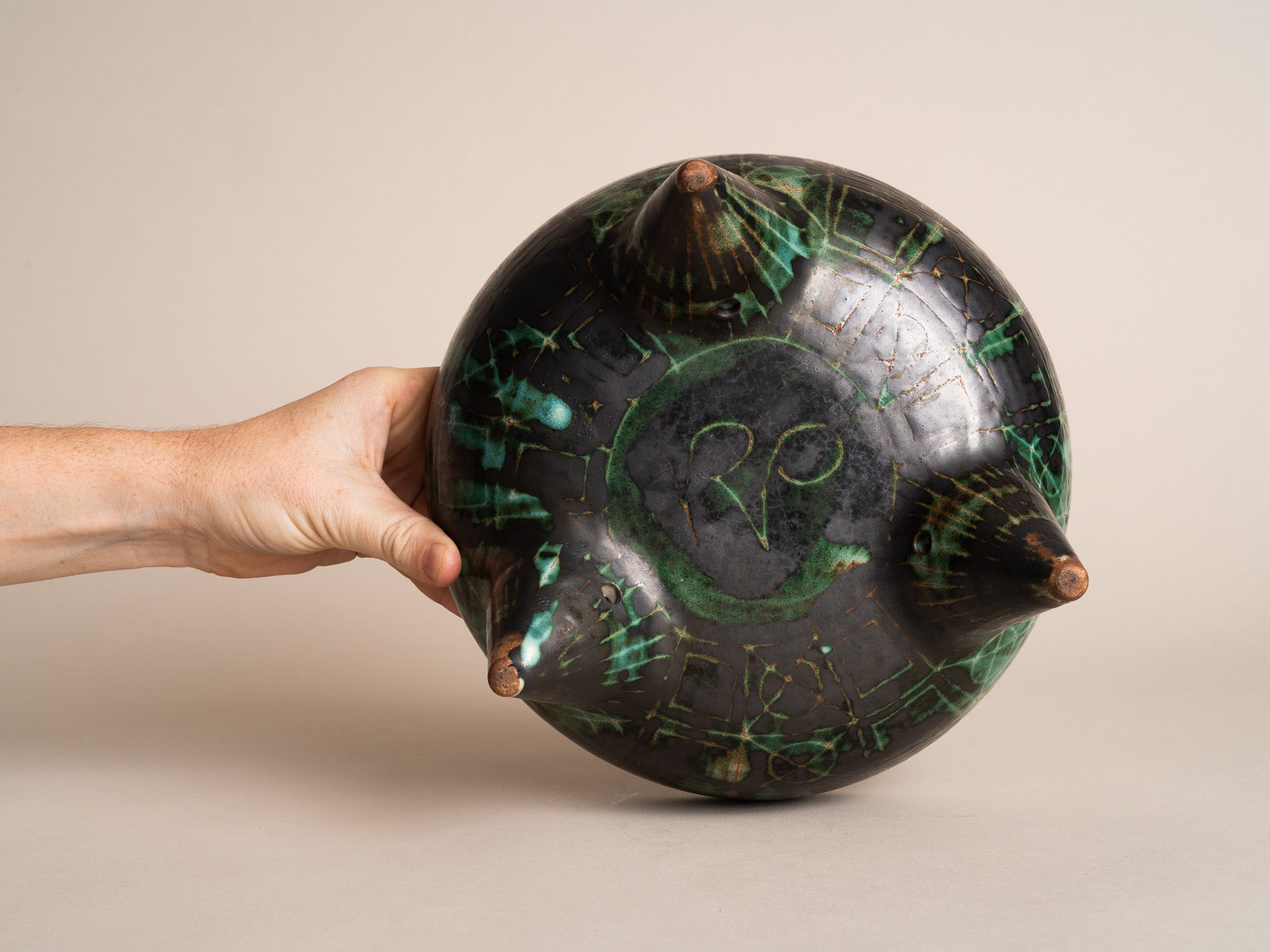 Grande coupe tripode de Robert Picault, France (vers 1948)..Large tripod Bowl by Robert Picault, France (circa 1948)