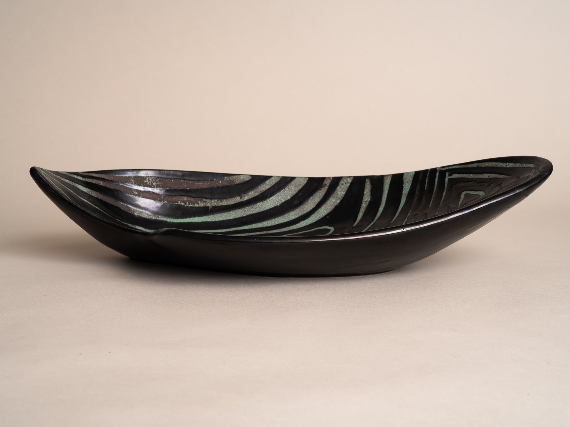 Grande coupe C50 de Roger Capron, France (vers 1951-55)..Large C50 bowl by Roger Capron, France (circa 1951-55)
