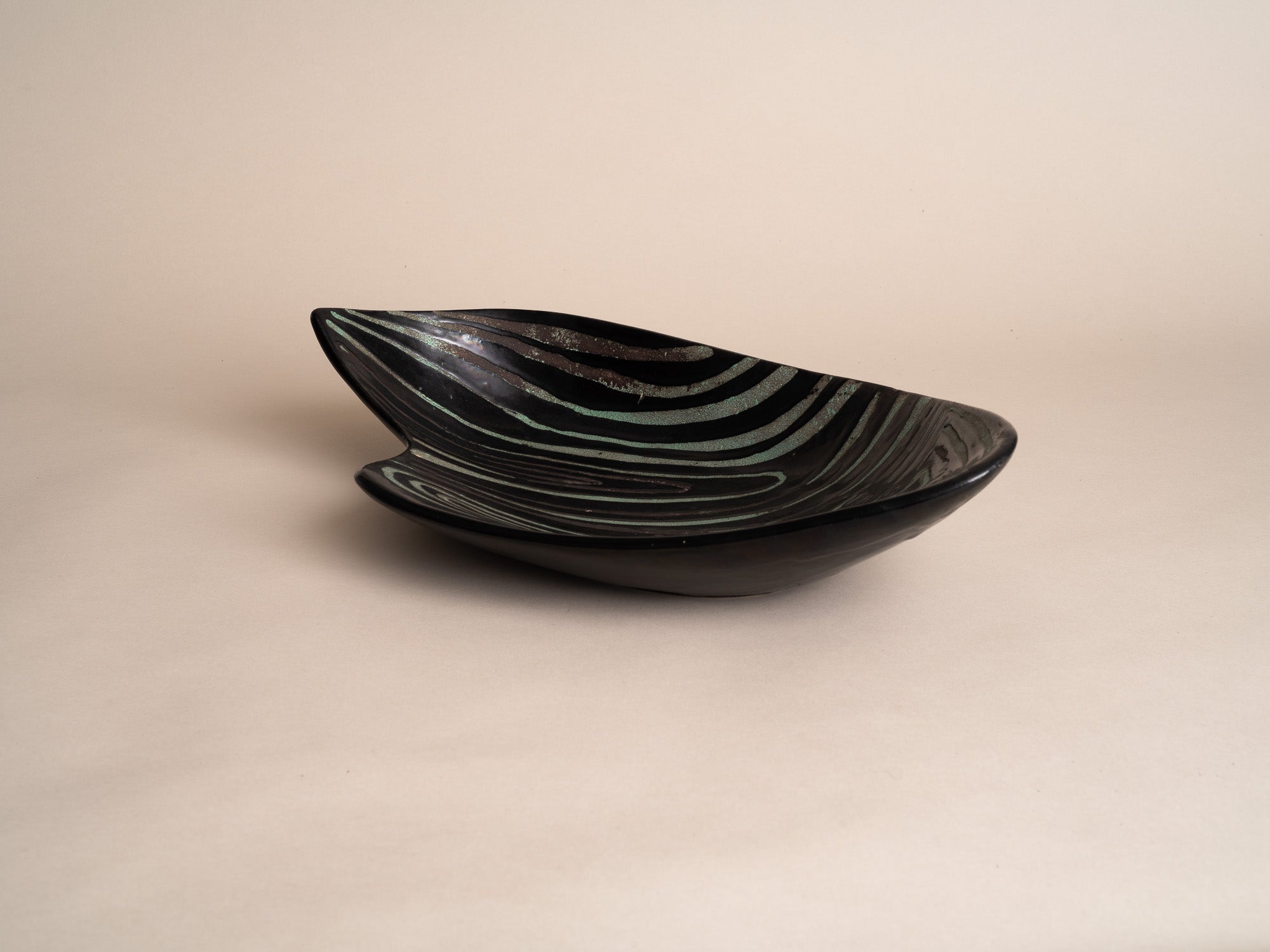 Grande coupe C50 de Roger Capron, France (vers 1951-55)..Large C50 bowl by Roger Capron, France (circa 1951-55)