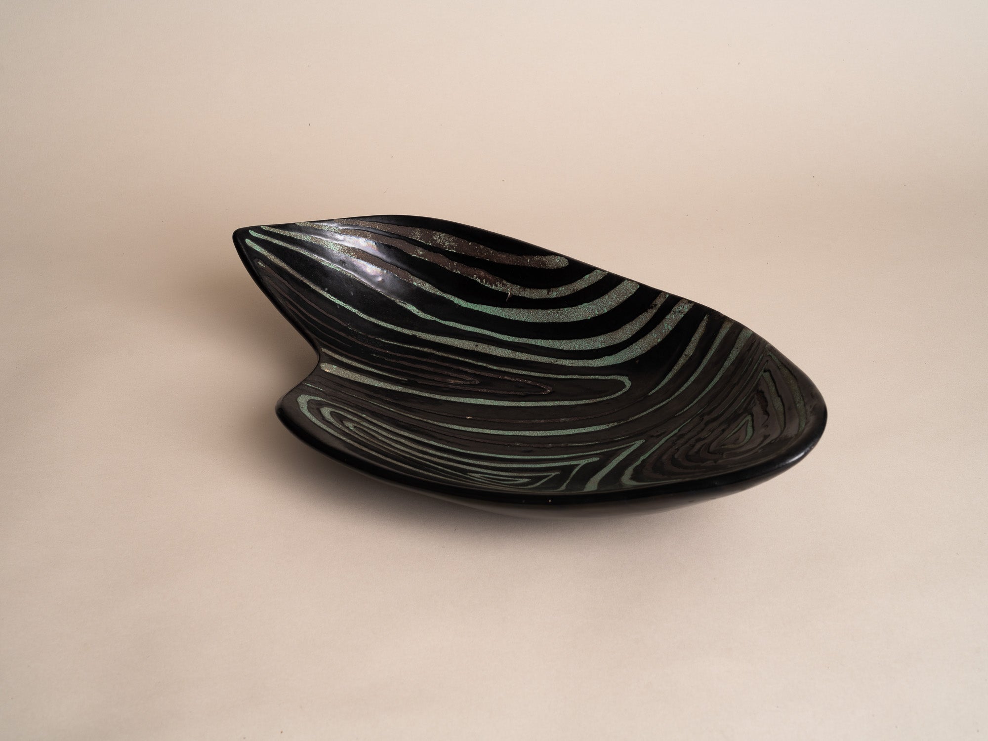 Grande coupe C50 de Roger Capron, France (vers 1951-55)..Large C50 bowl by Roger Capron, France (circa 1951-55)