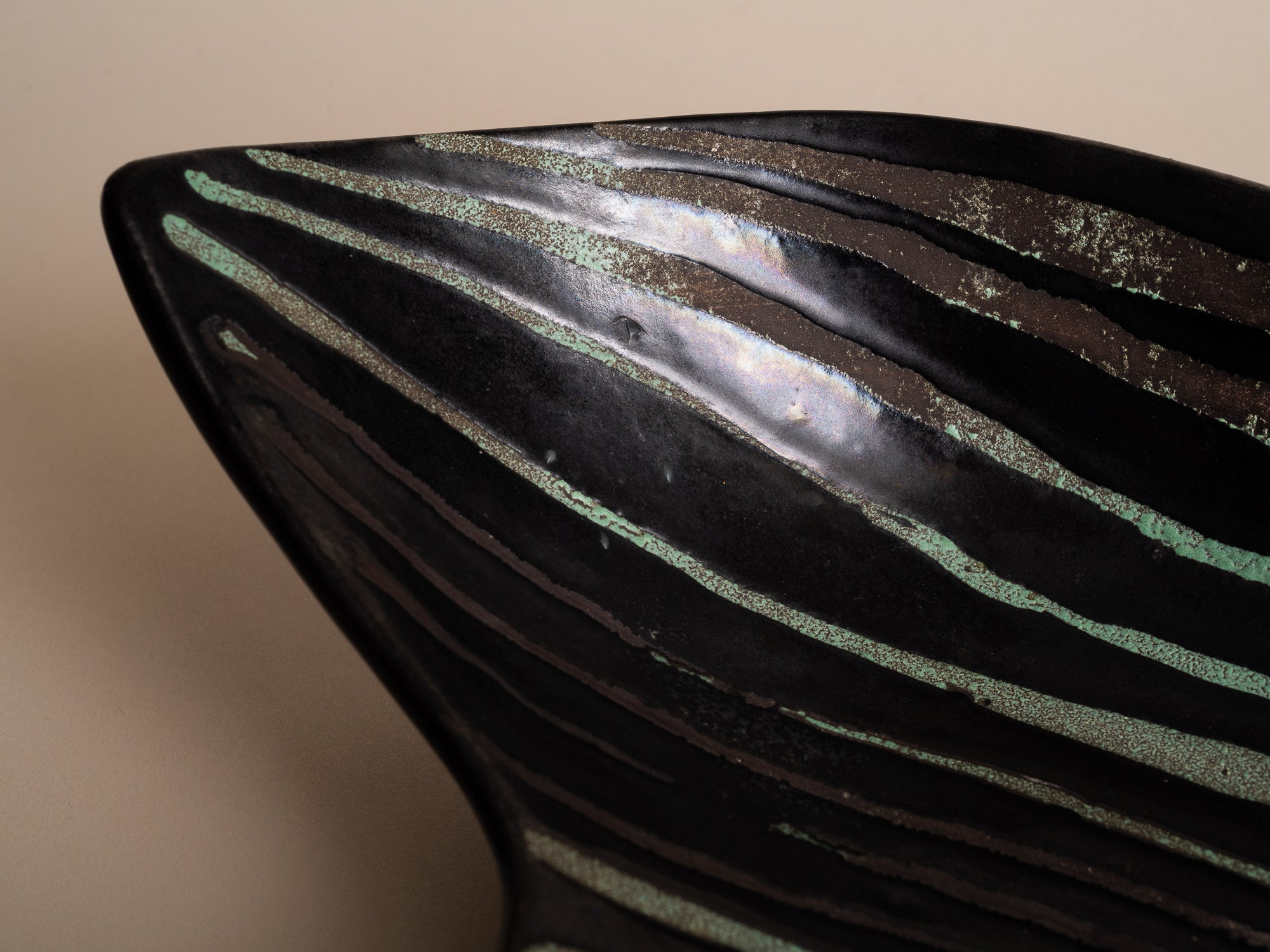 Grande coupe C50 de Roger Capron, France (vers 1951-55)..Large C50 bowl by Roger Capron, France (circa 1951-55)