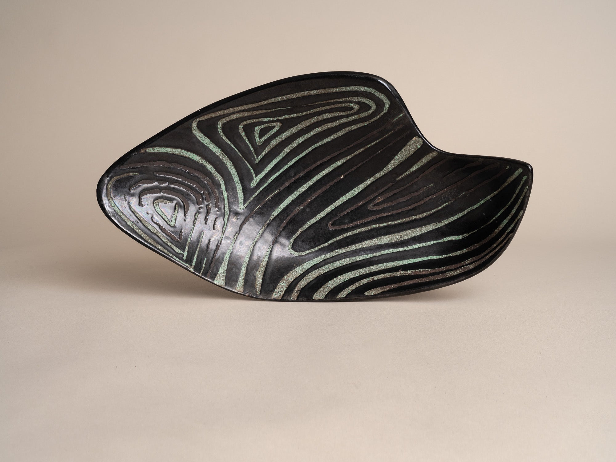 Grande coupe C50 de Roger Capron, France (vers 1951-55)..Large C50 bowl by Roger Capron, France (circa 1951-55)