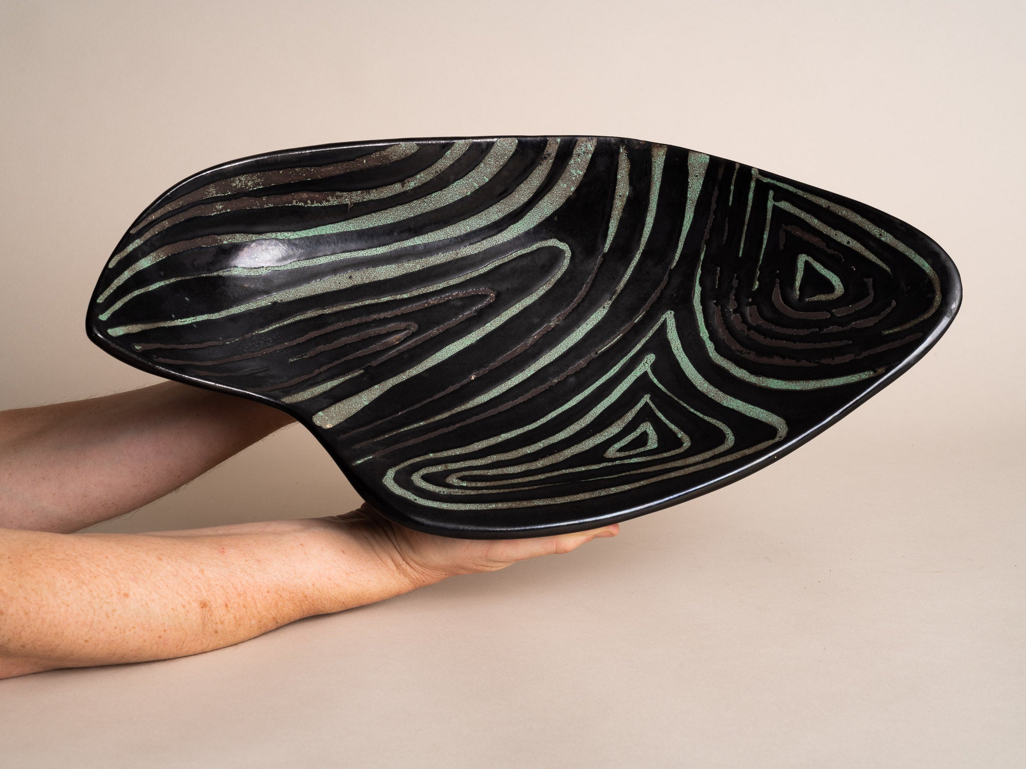 Grande coupe C50 de Roger Capron, France (vers 1951-55)..Large C50 bowl by Roger Capron, France (circa 1951-55)