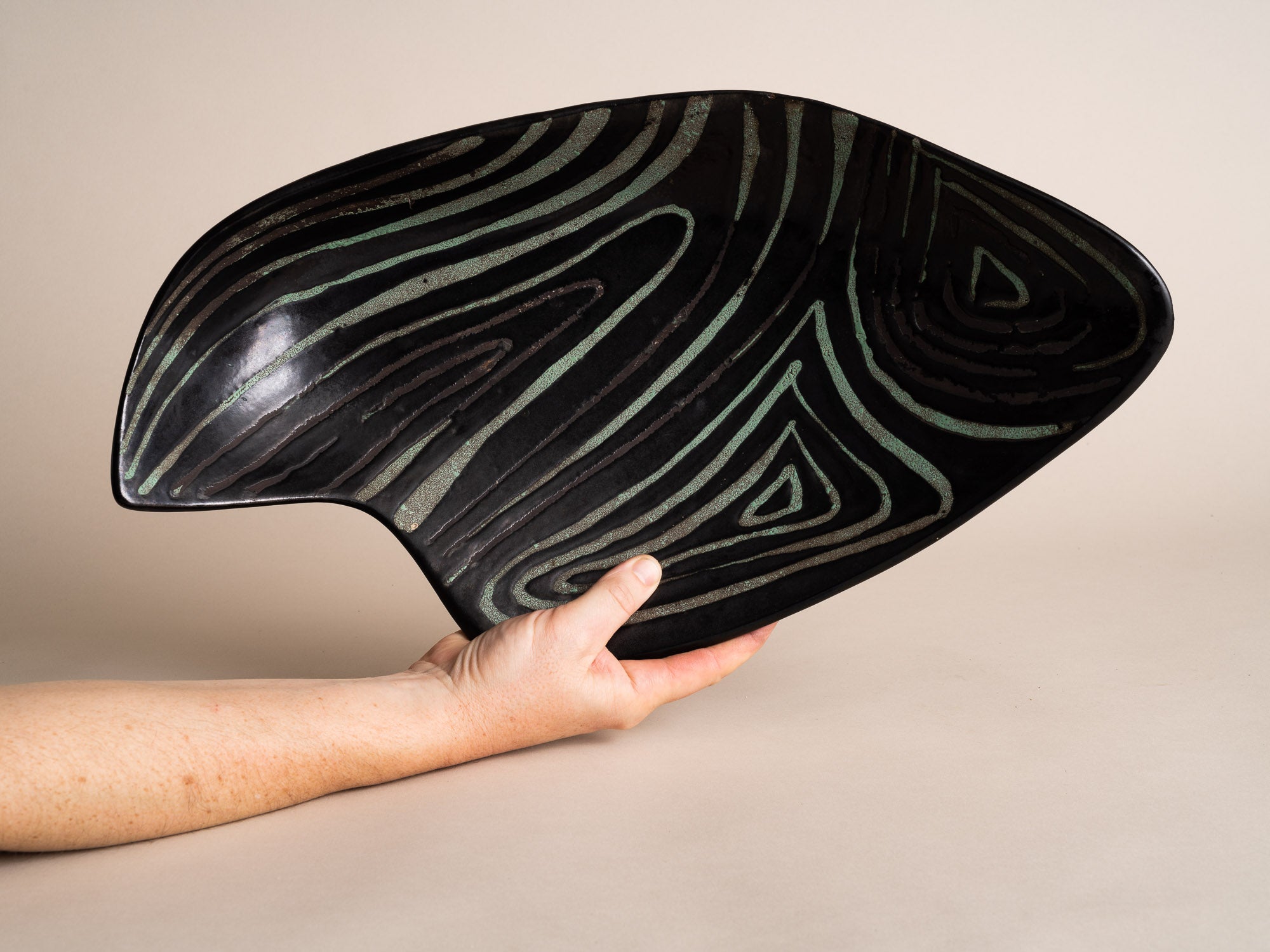 Grande coupe C50 de Roger Capron, France (vers 1951-55)..Large C50 bowl by Roger Capron, France (circa 1951-55)