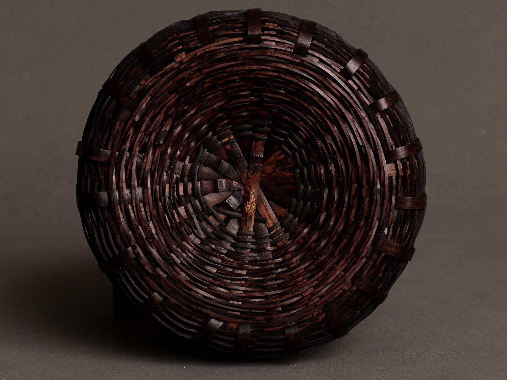 Hanakago, vase bouteille soliflore en vannerie de bambou, Japon (Ère Shōwa)..Hanakago, bottle vase in bamboo basketry, Japan (Shōwa Era)