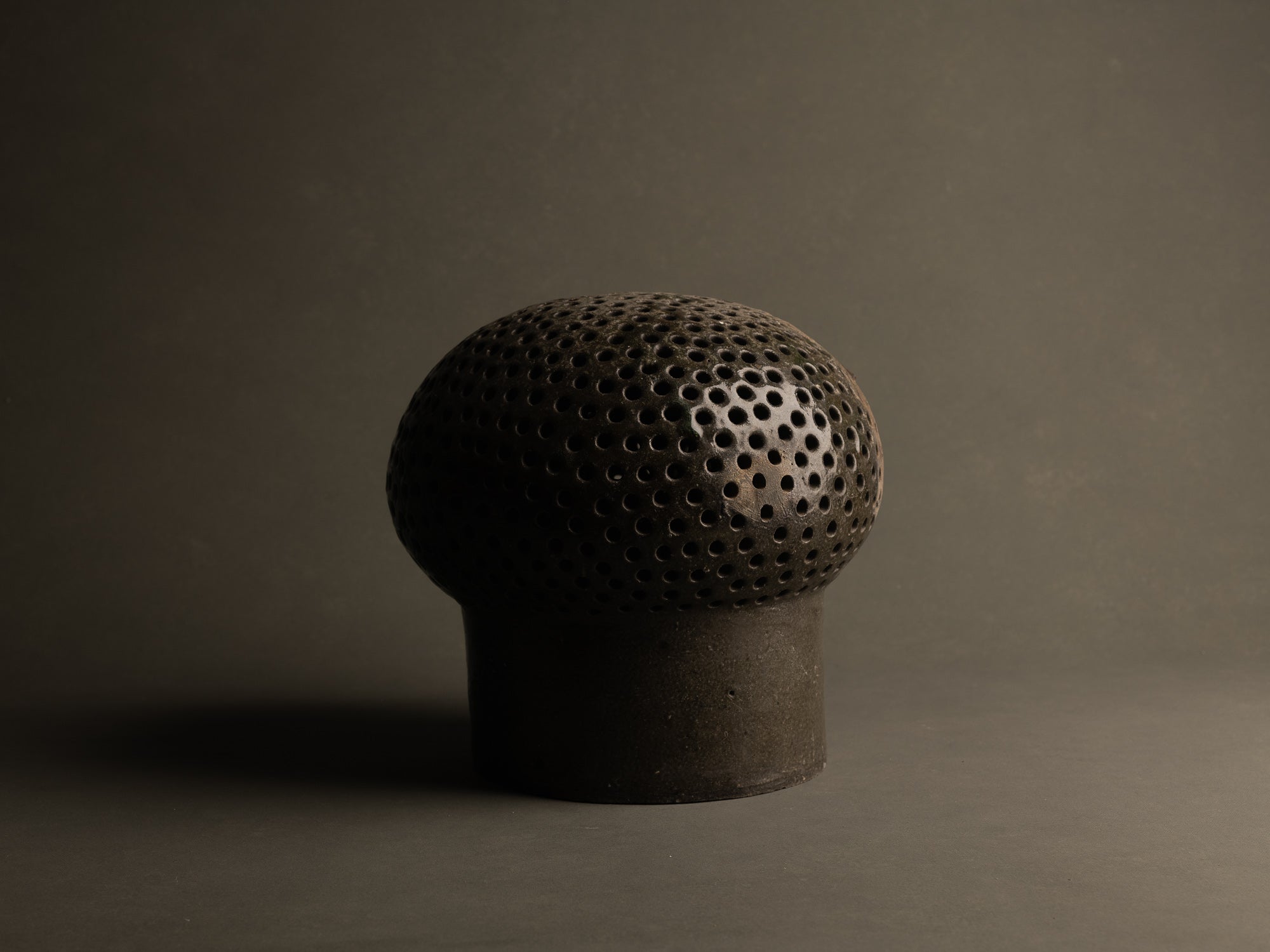Mitate, Lampe‑sculpture biomorphique, France (1/2)..Mitate, Biomorphic saltglazed stoneware sculptural Lamp, France (1/2)