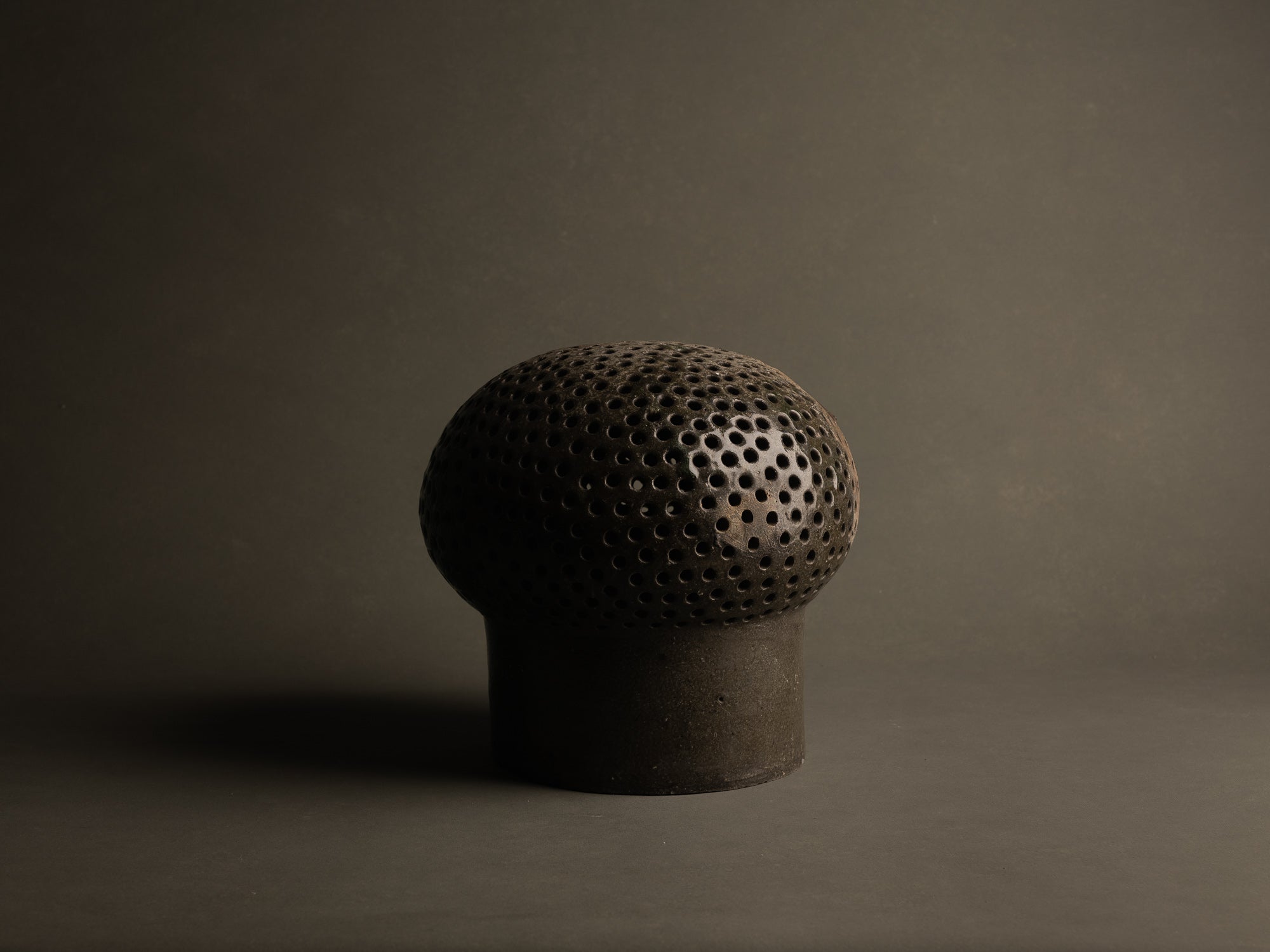 Mitate, Lampe‑sculpture biomorphique, France (1/2)..Mitate, Biomorphic saltglazed stoneware sculptural Lamp, France (1/2)