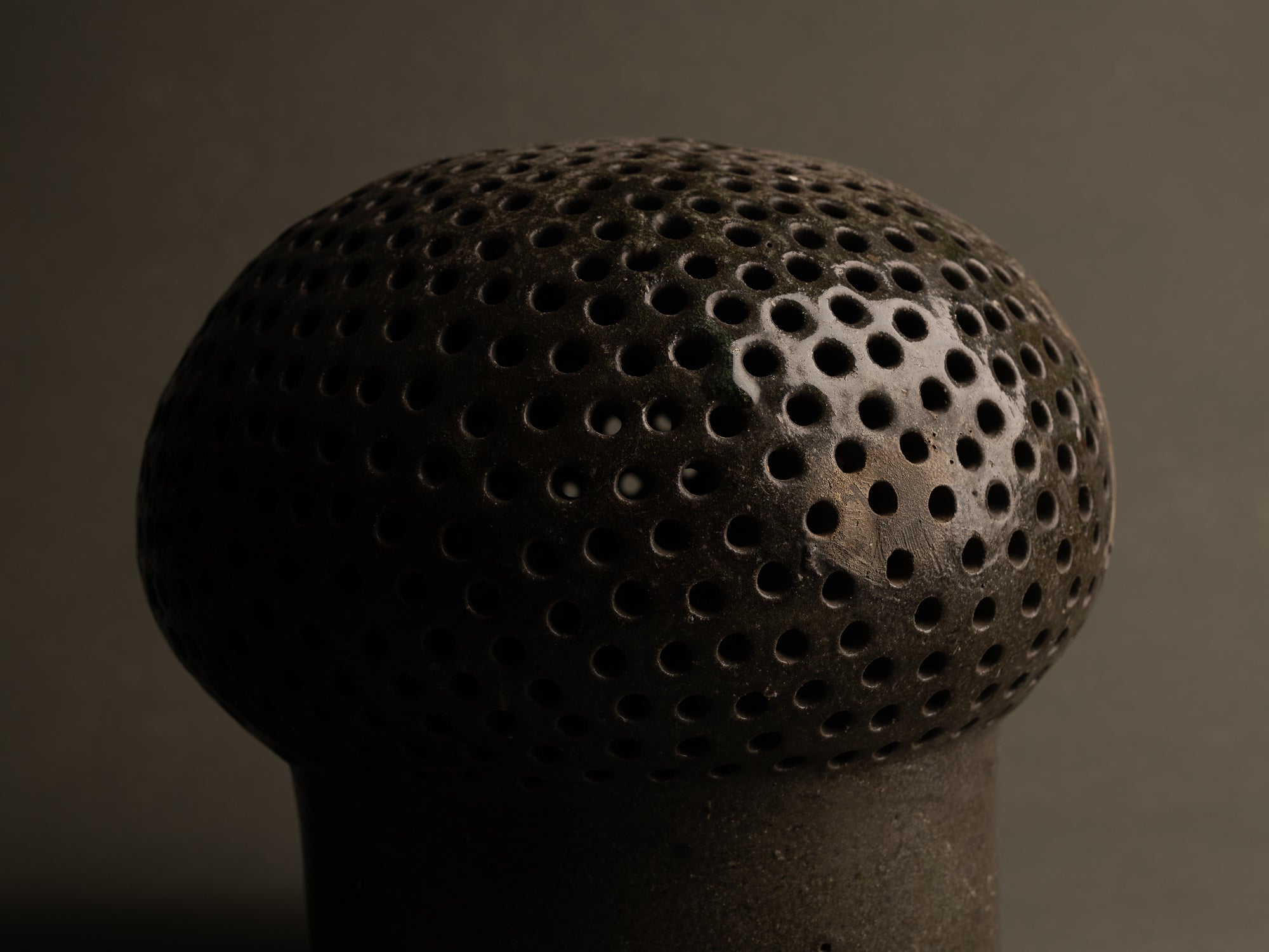 Mitate, Lampe‑sculpture biomorphique, France (1/2)..Mitate, Biomorphic saltglazed stoneware sculptural Lamp, France (1/2)