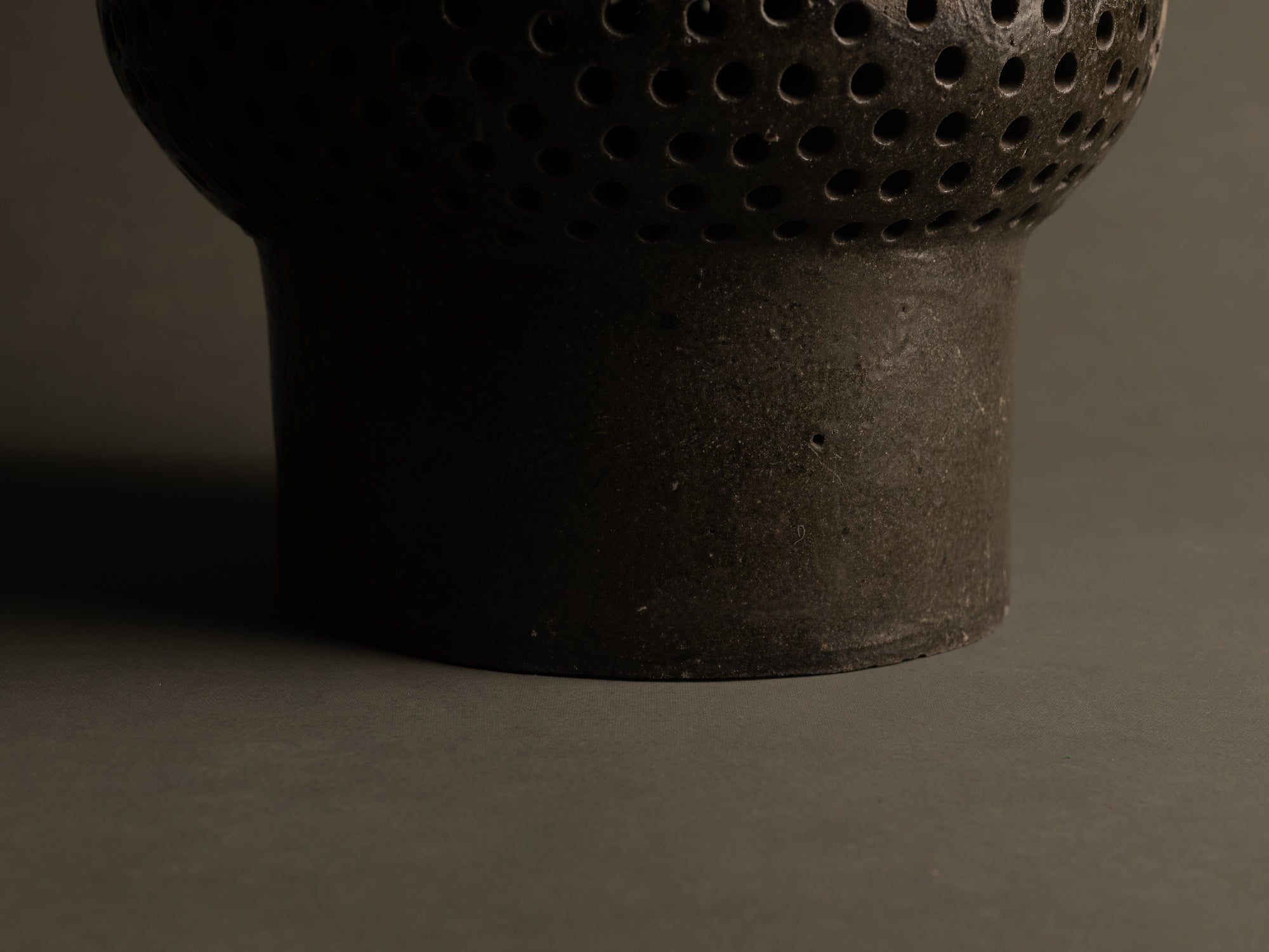 Mitate, Lampe‑sculpture biomorphique, France (1/2)..Mitate, Biomorphic saltglazed stoneware sculptural Lamp, France (1/2)