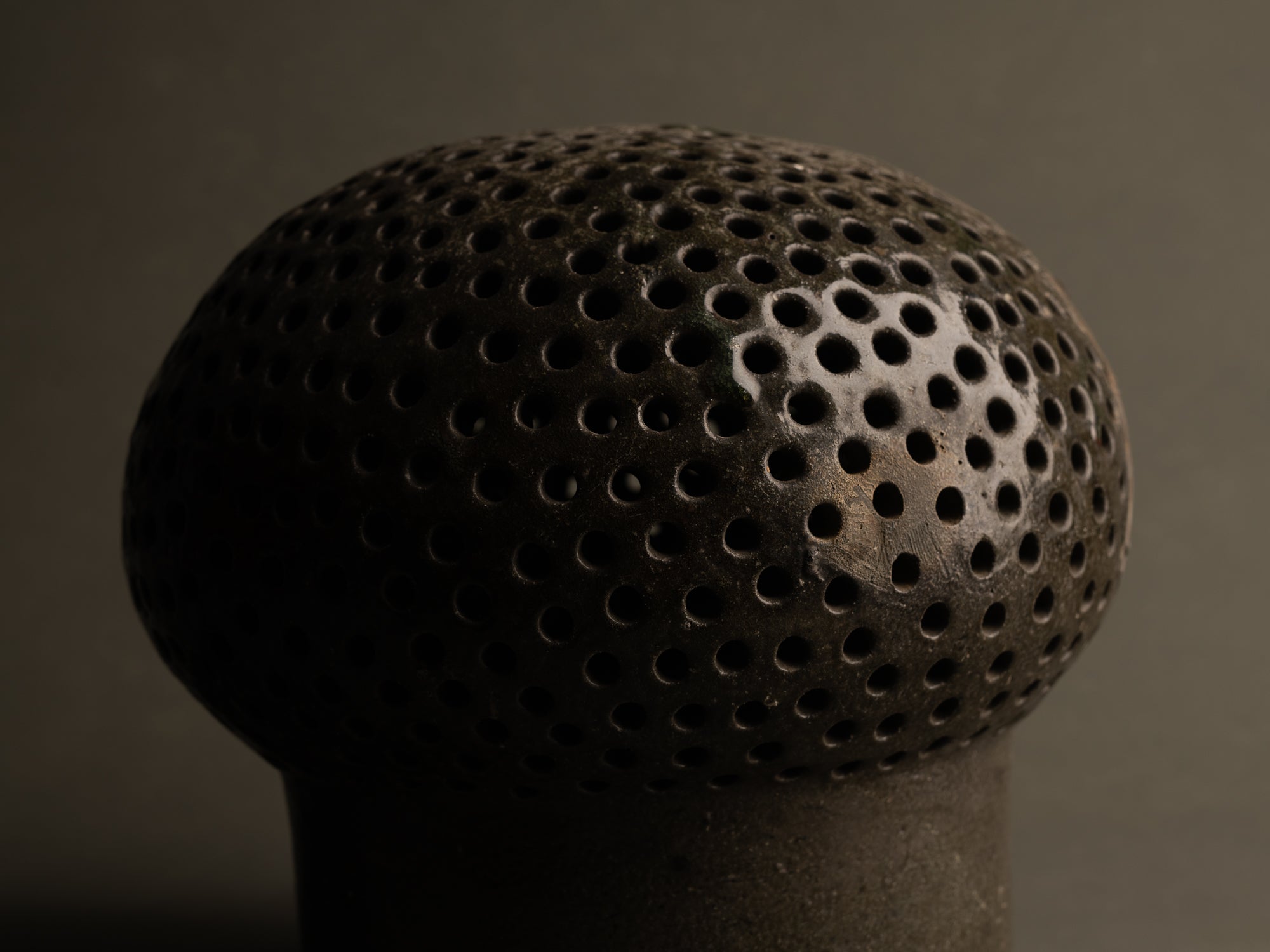 Mitate, Lampe‑sculpture biomorphique, France (1/2)..Mitate, Biomorphic saltglazed stoneware sculptural Lamp, France (1/2)