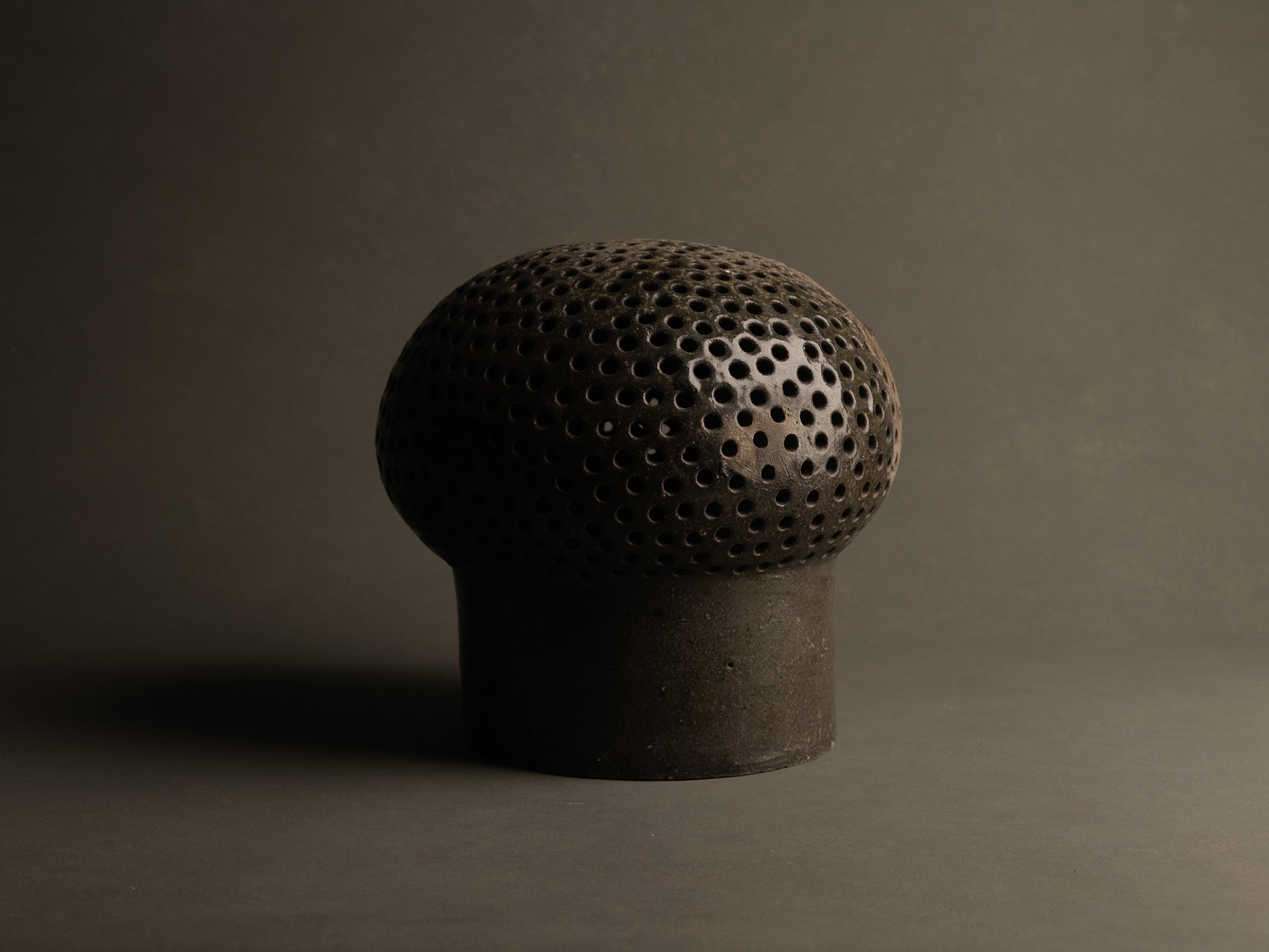 Mitate, Lampe‑sculpture biomorphique, France (1/2)..Mitate, Biomorphic saltglazed stoneware sculptural Lamp, France (1/2)