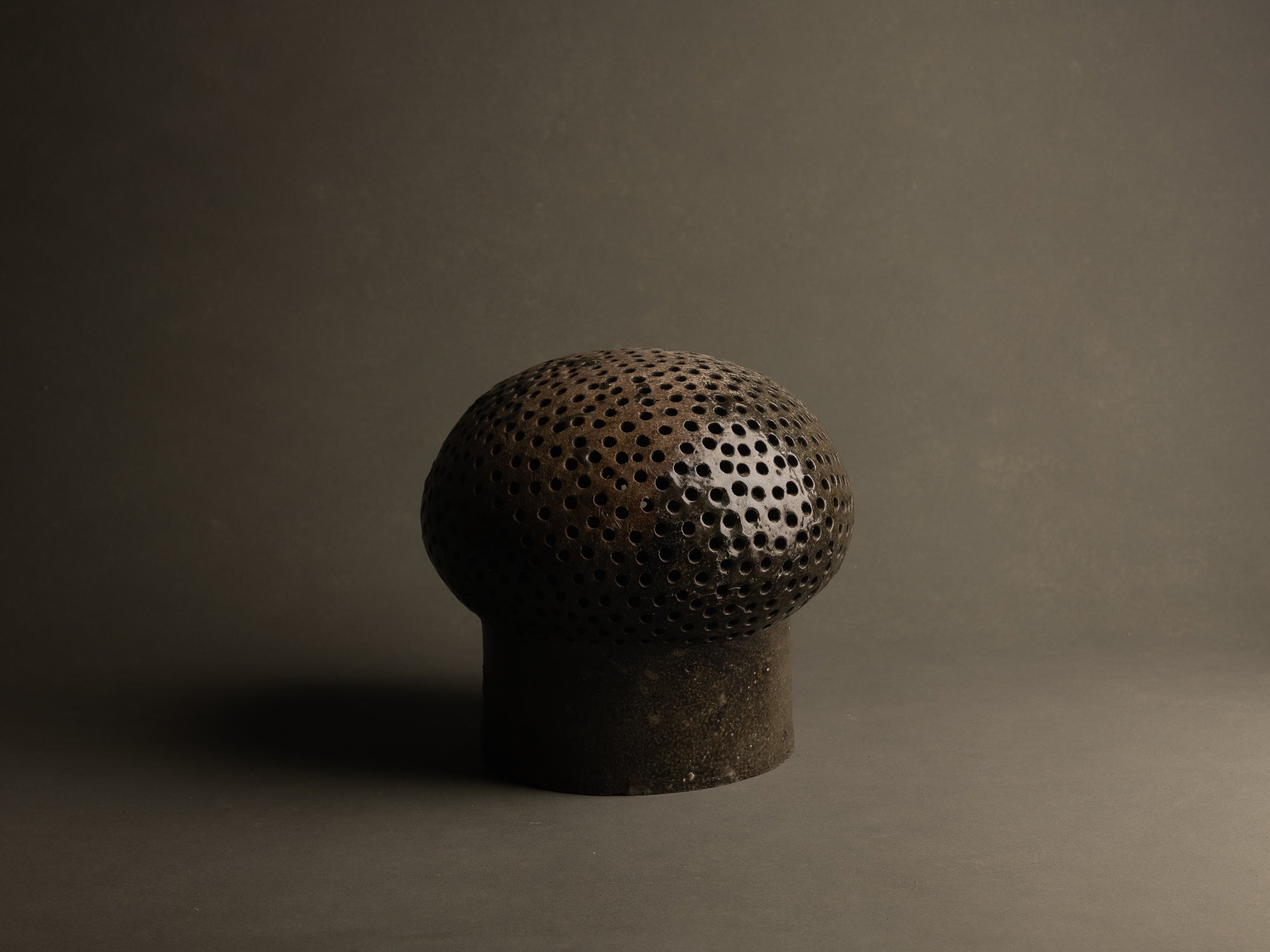 Mitate, Lampe‑sculpture biomorphique, France (1/2)..Mitate, Biomorphic saltglazed stoneware sculptural Lamp, France (1/2)