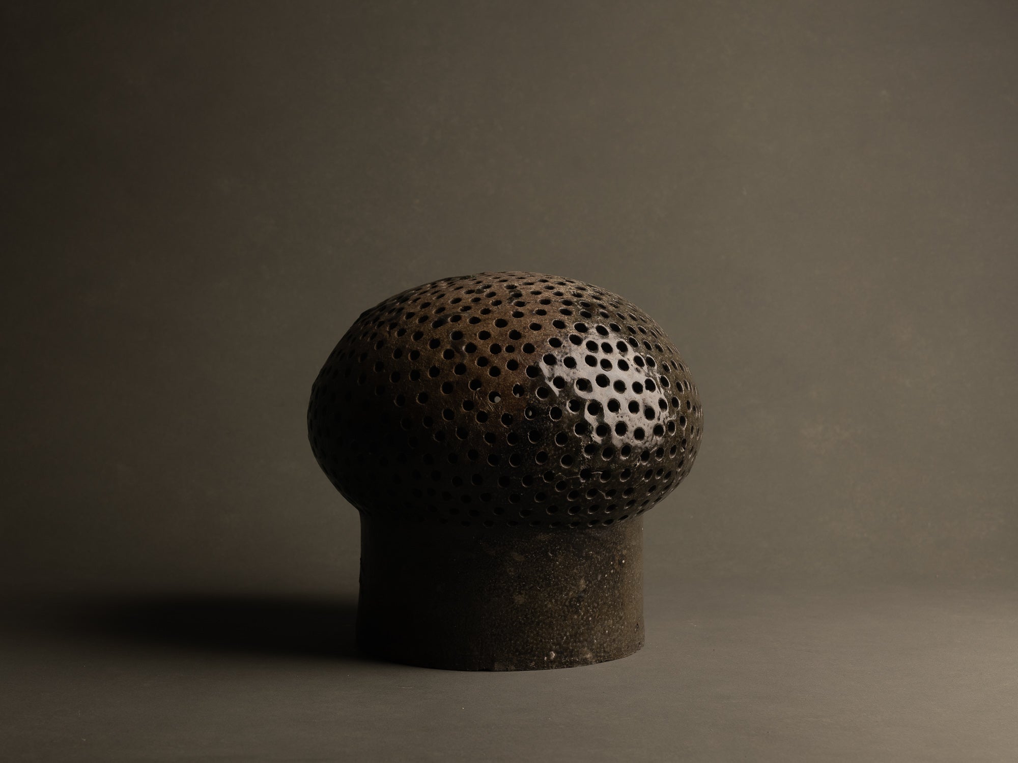 Mitate, Lampe‑sculpture biomorphique, France (1/2)..Mitate, Biomorphic saltglazed stoneware sculptural Lamp, France (1/2)